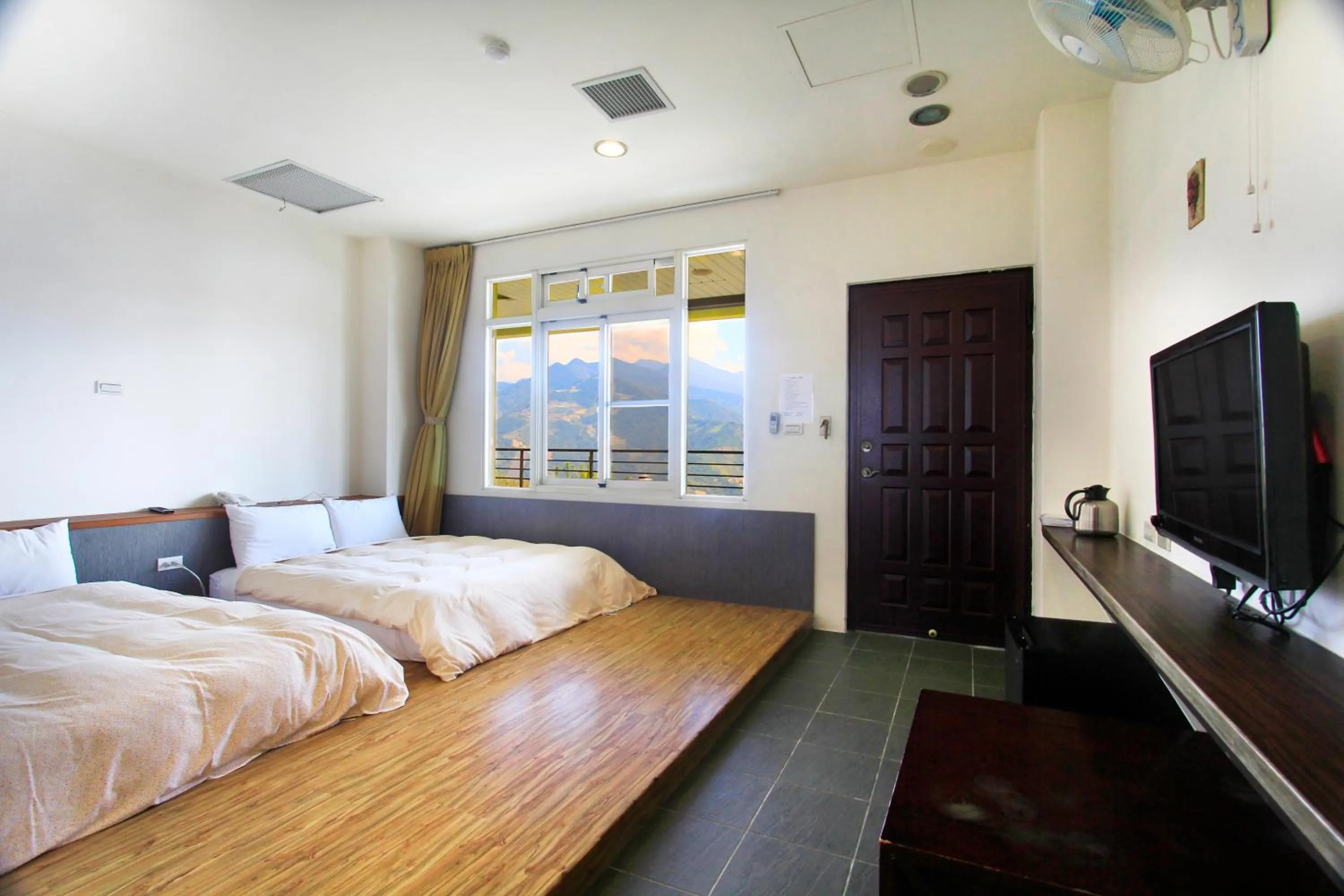 Japanese-Style Quadruple Room in Sunnydale B&B