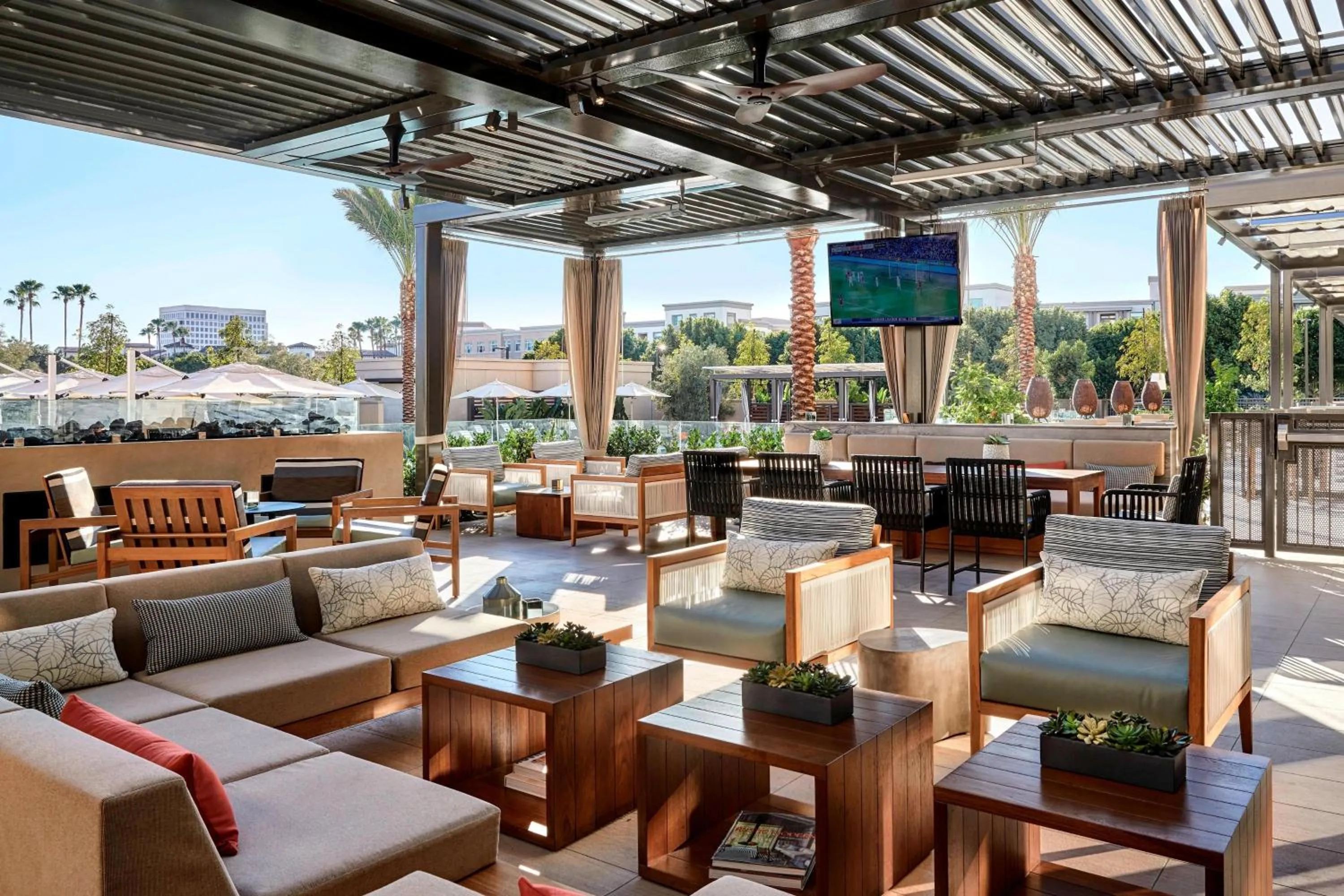 Lounge or bar in Marriott Irvine Spectrum