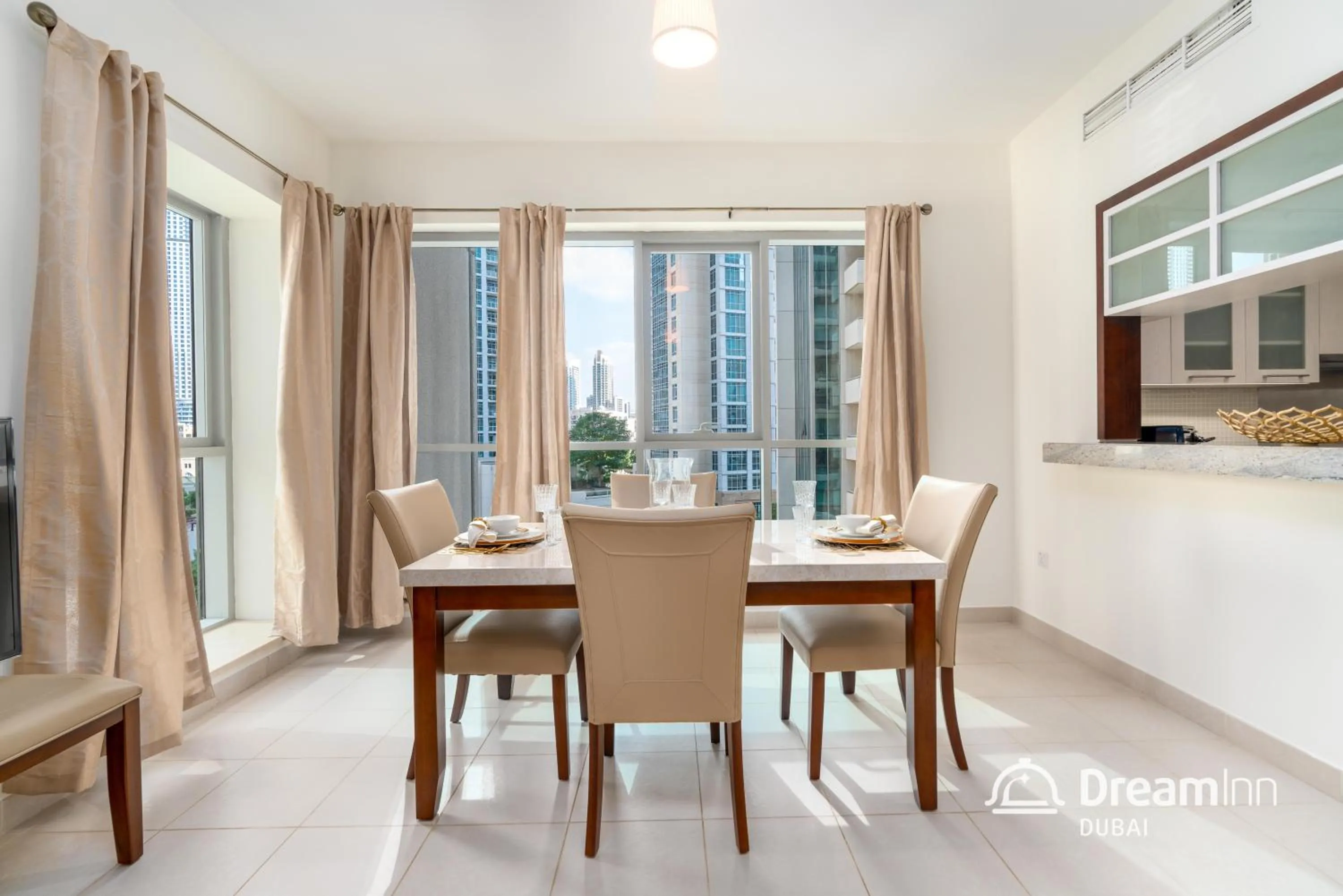 Dining area in Dream Inn Apartments - Boulevard Central