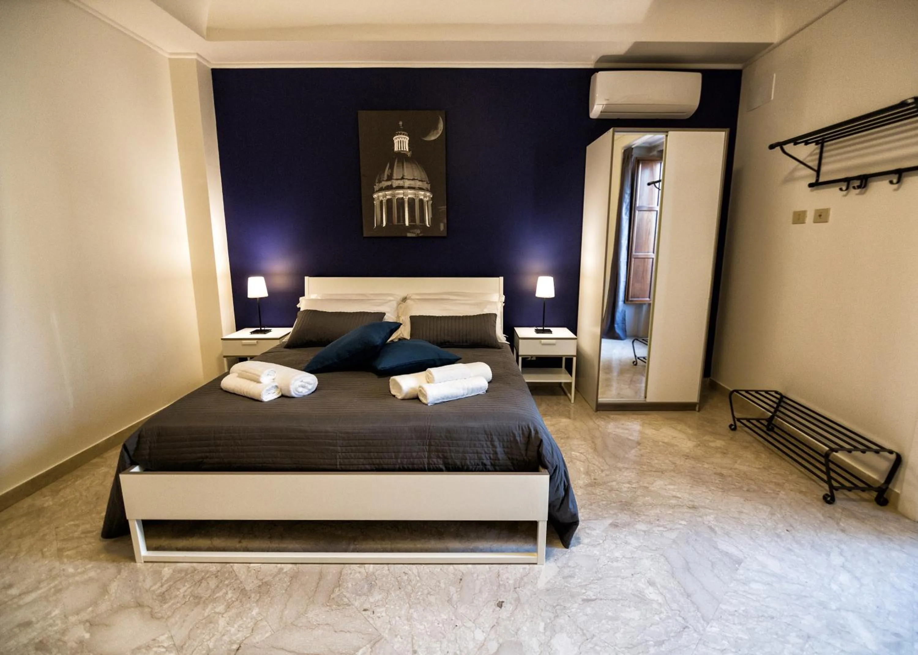 Bedroom, Bed in Niria