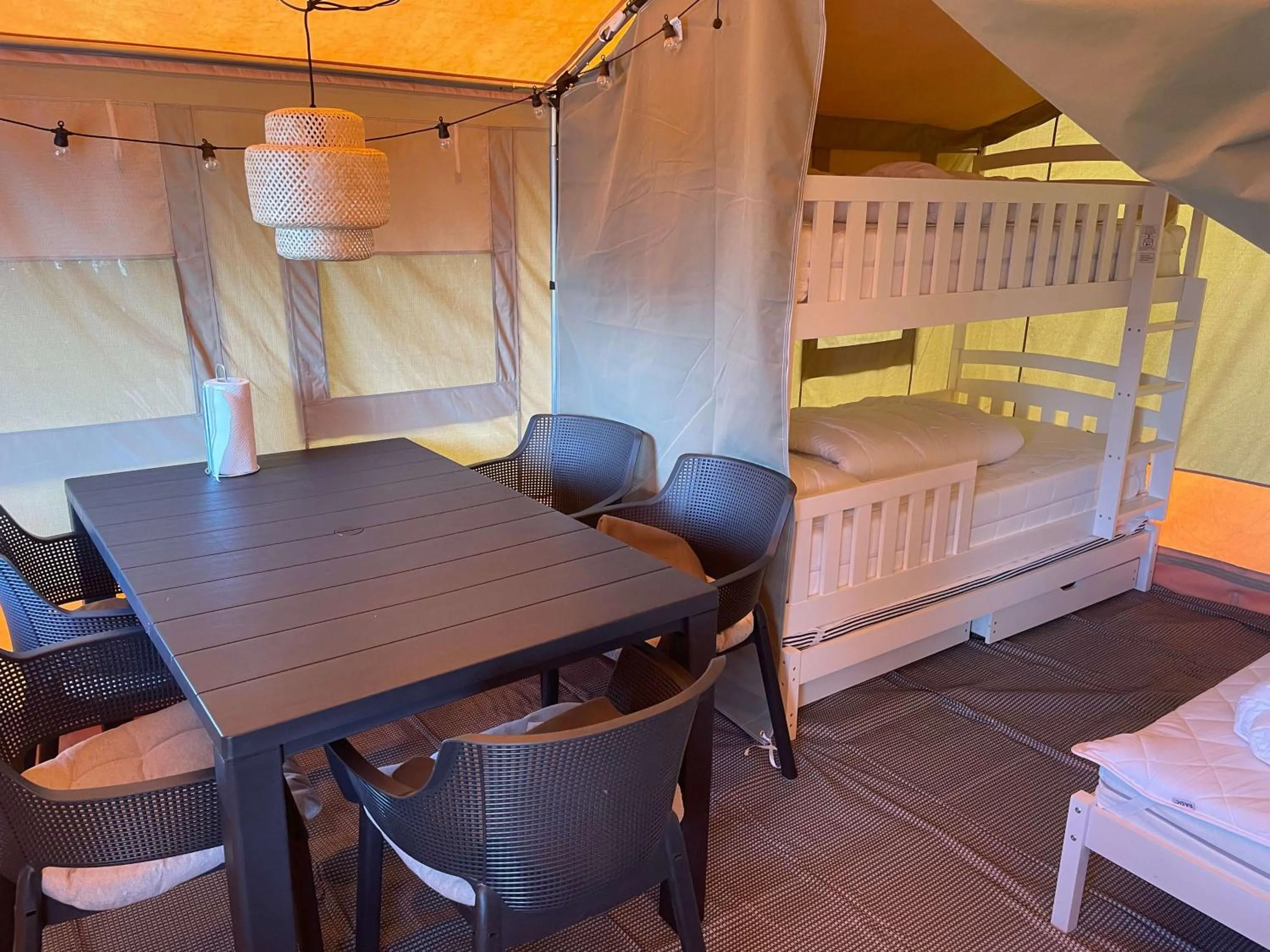 Dining area, Bed in Vorbasse camping