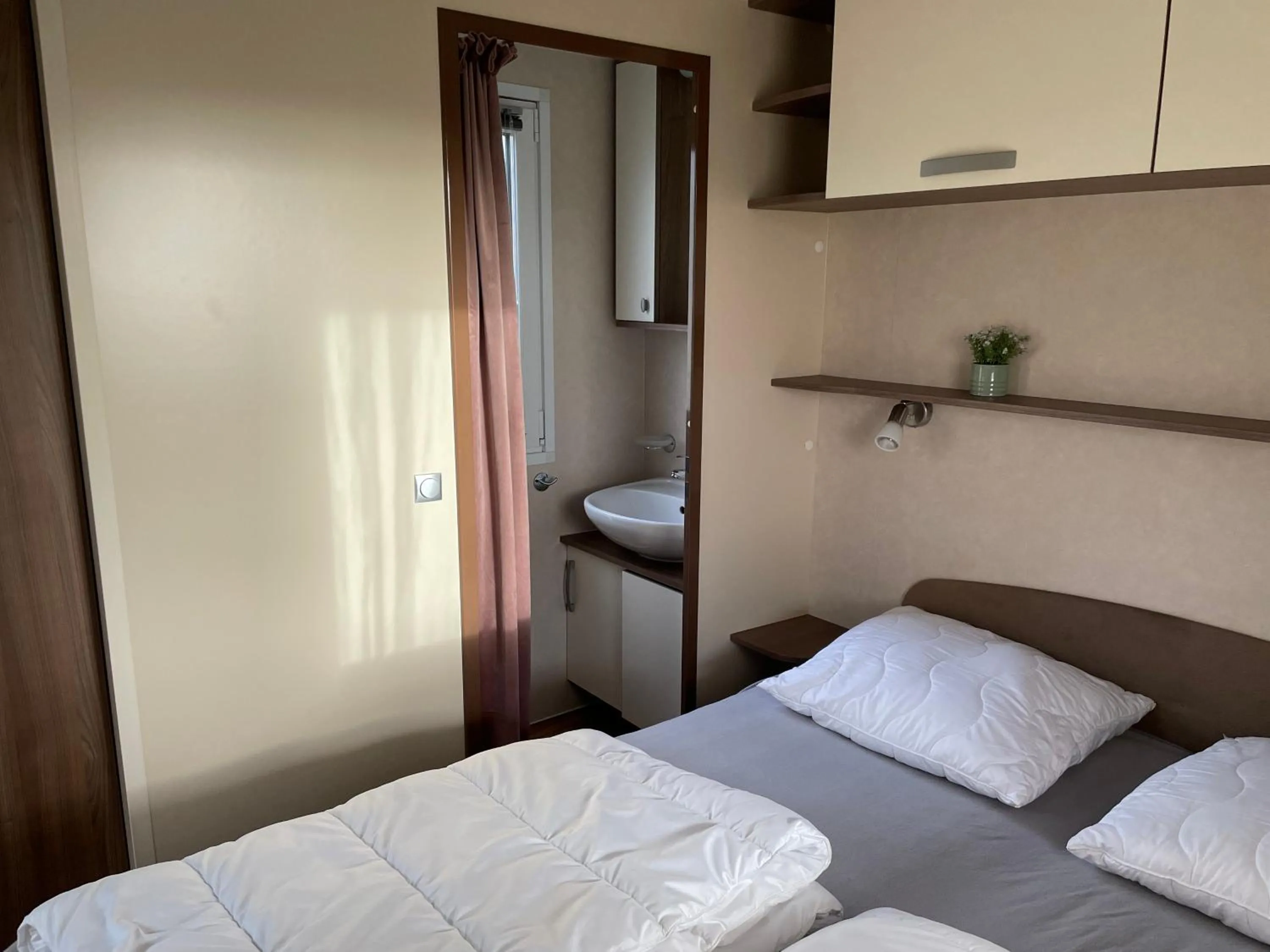 Bathroom, Bed in Vorbasse camping