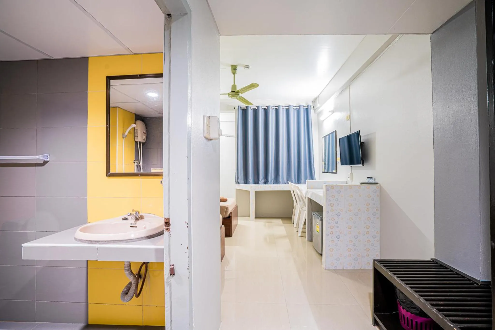 Pasawang Hotel (โรงแรมภาสว่าง)