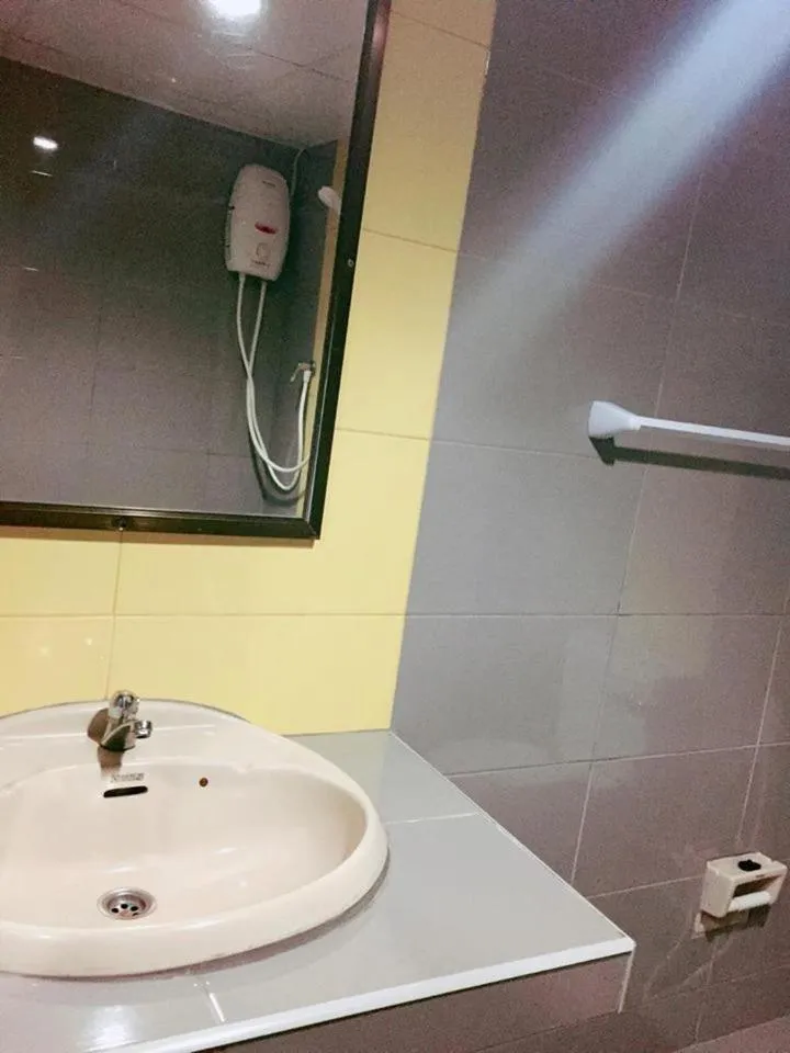 Pasawang Hotel (โรงแรมภาสว่าง)