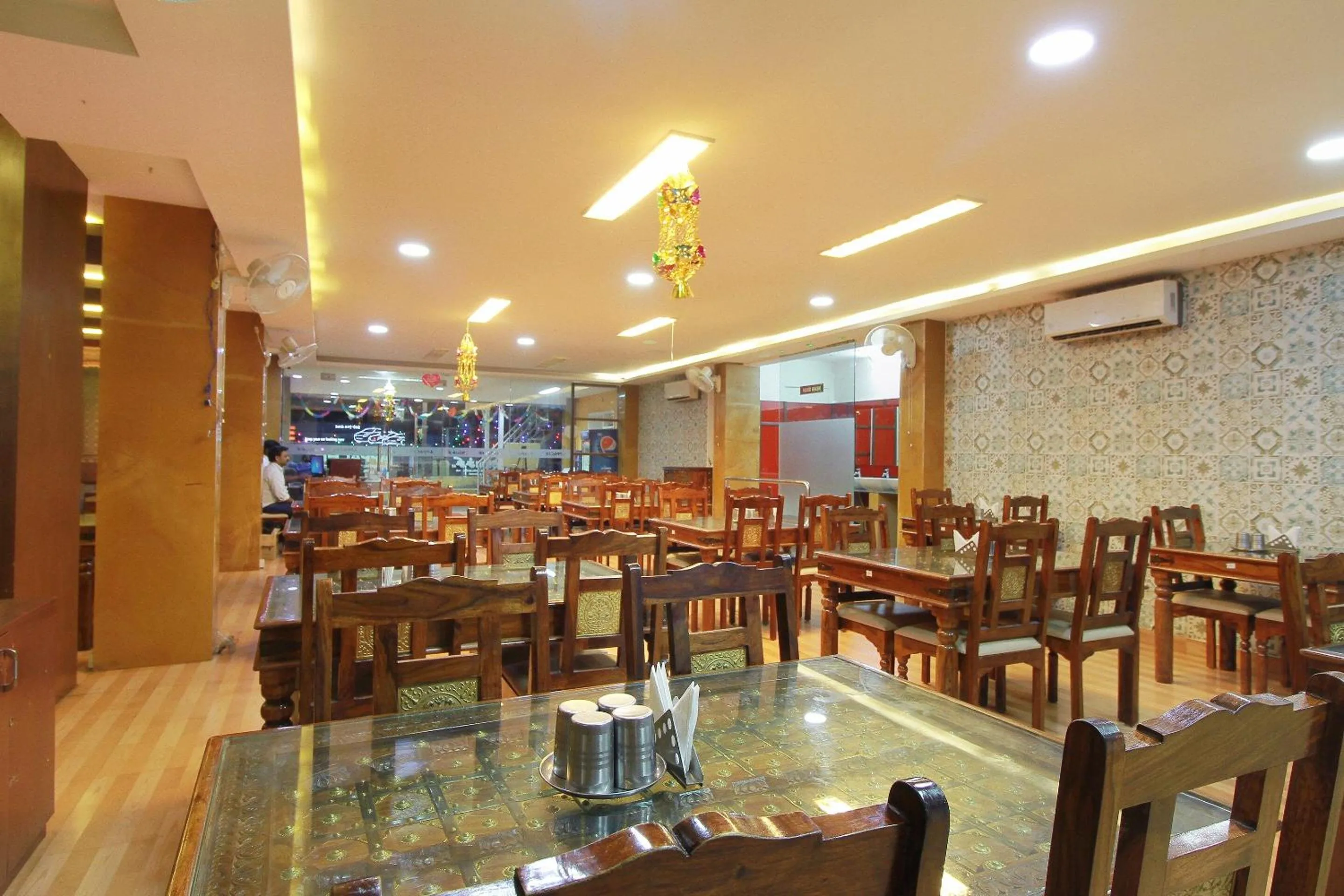 Restaurant/places to eat in Super Capital O Rj Grand