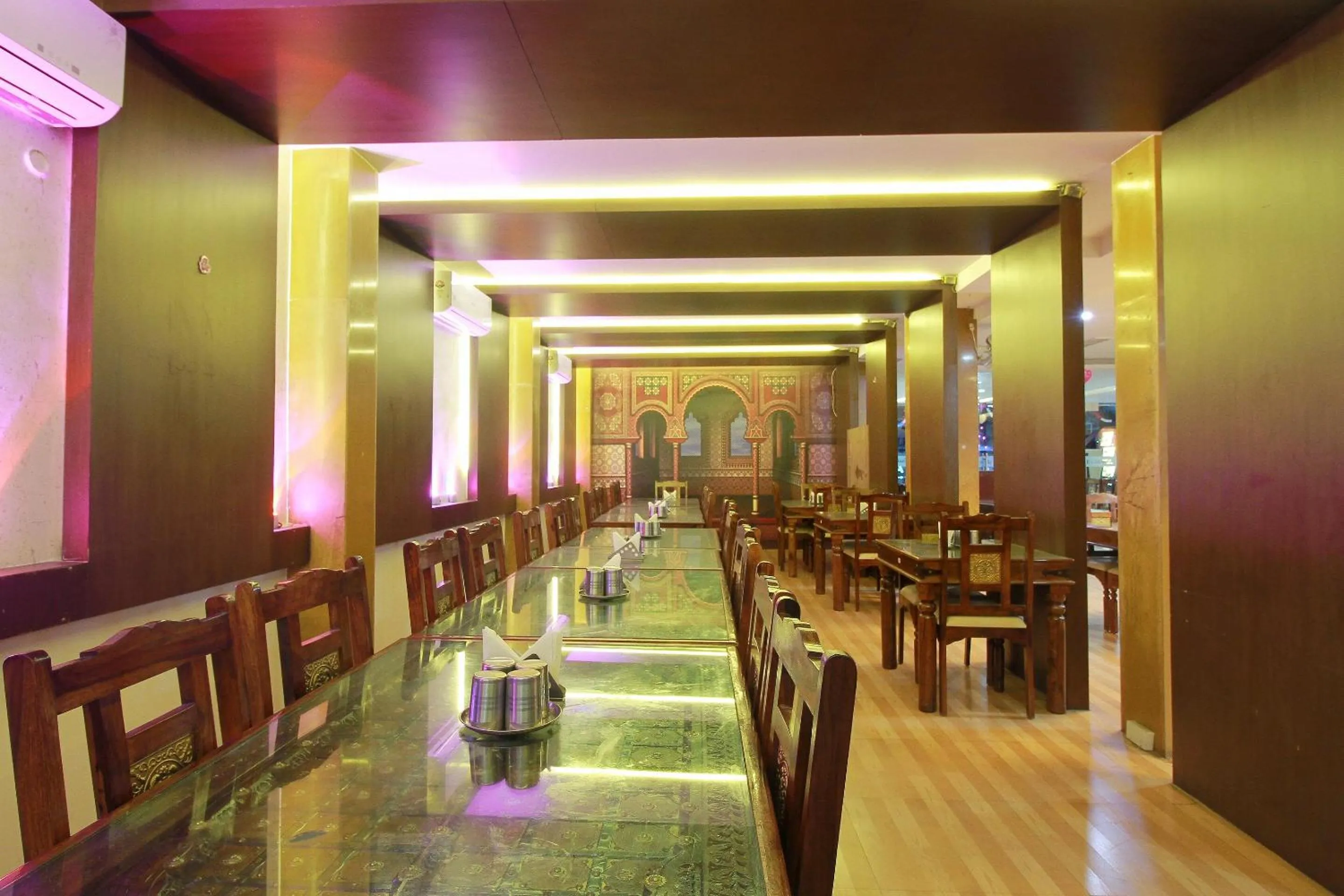 Restaurant/places to eat in Super Capital O Rj Grand