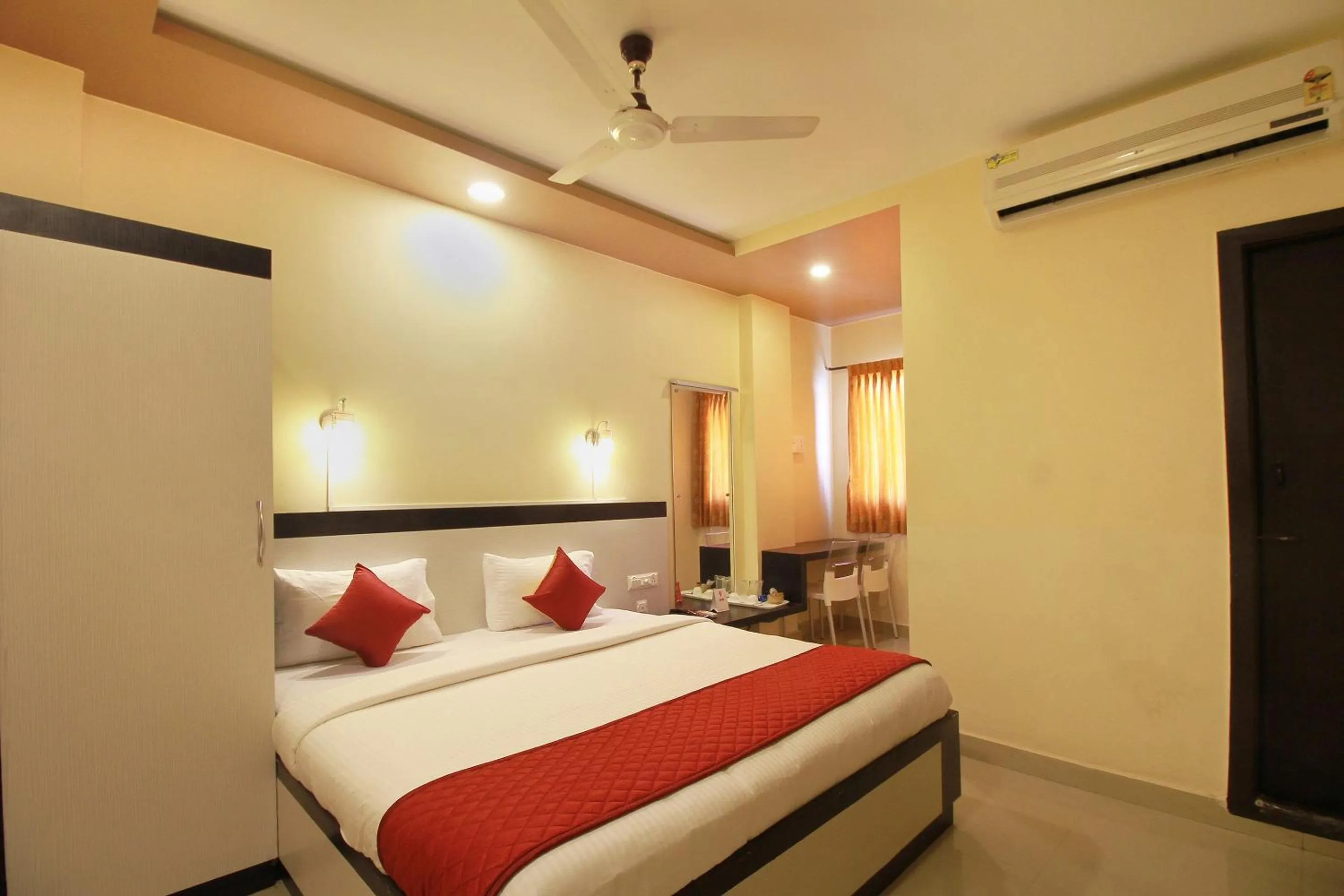 Bedroom, Bed in Super Capital O Rj Grand