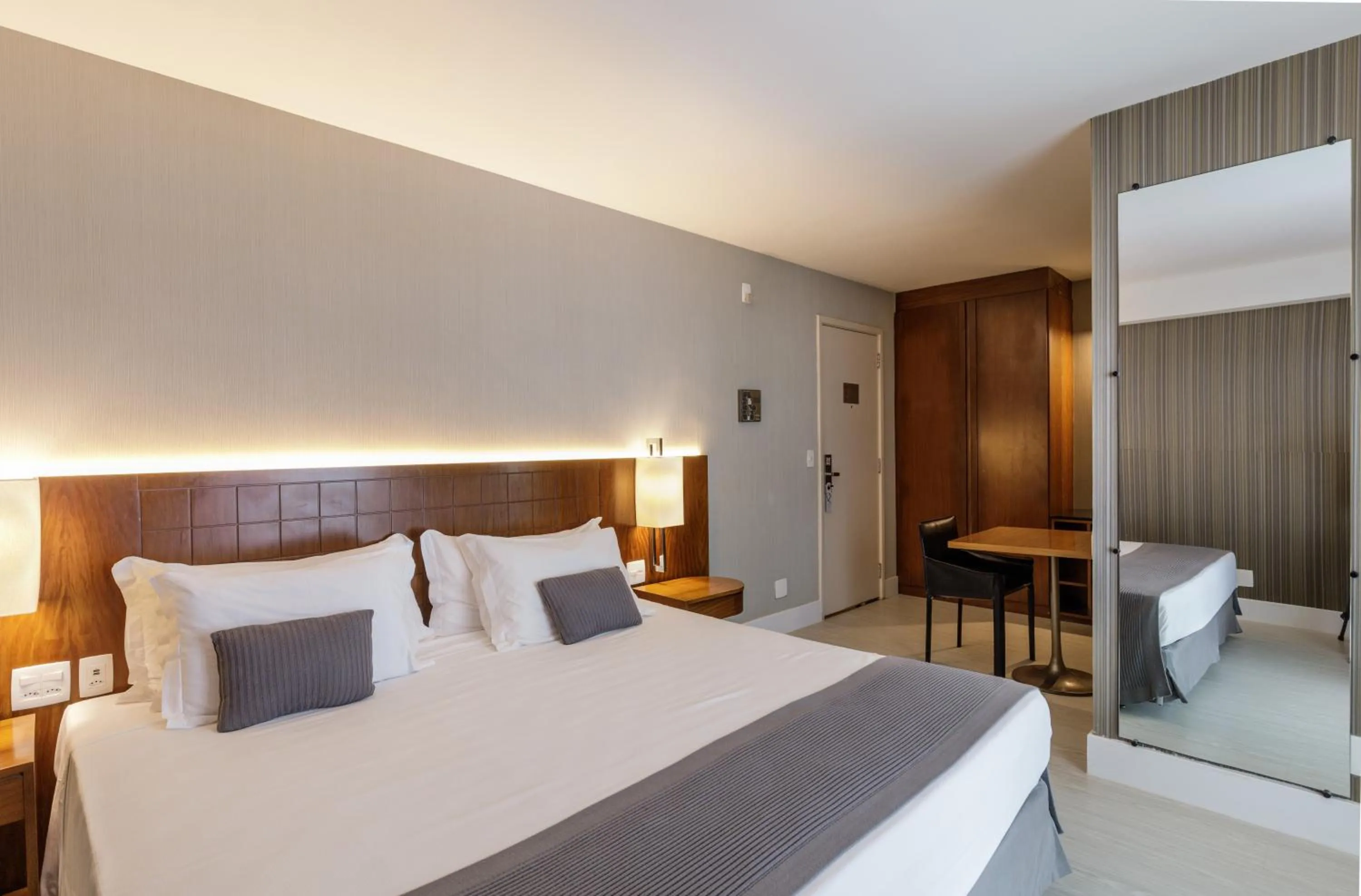 Bedroom, Bed in Promenade Palladium Leblon
