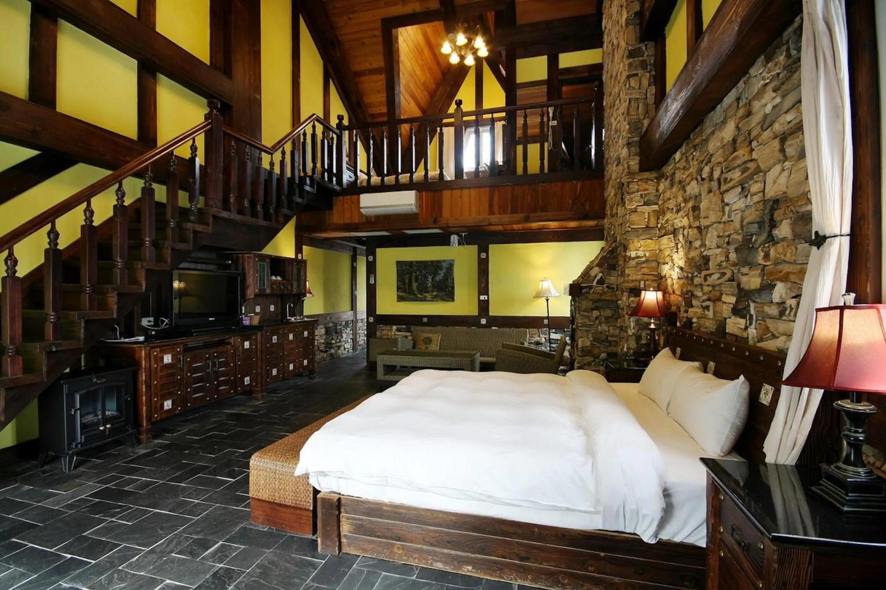 Decorative detail, Bed in Provence Rose Lodge