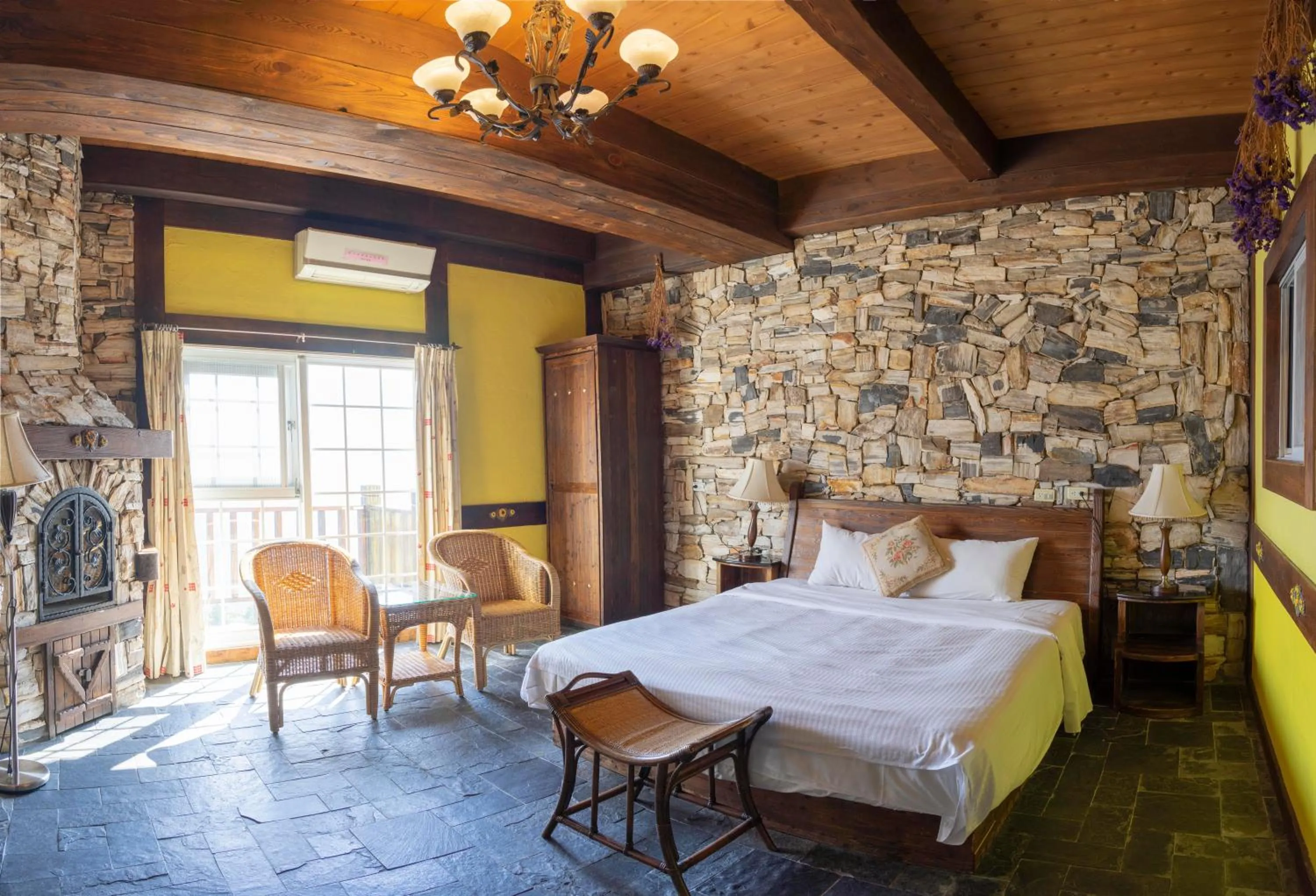 Photo of the whole room, Bed in Provence Rose Lodge