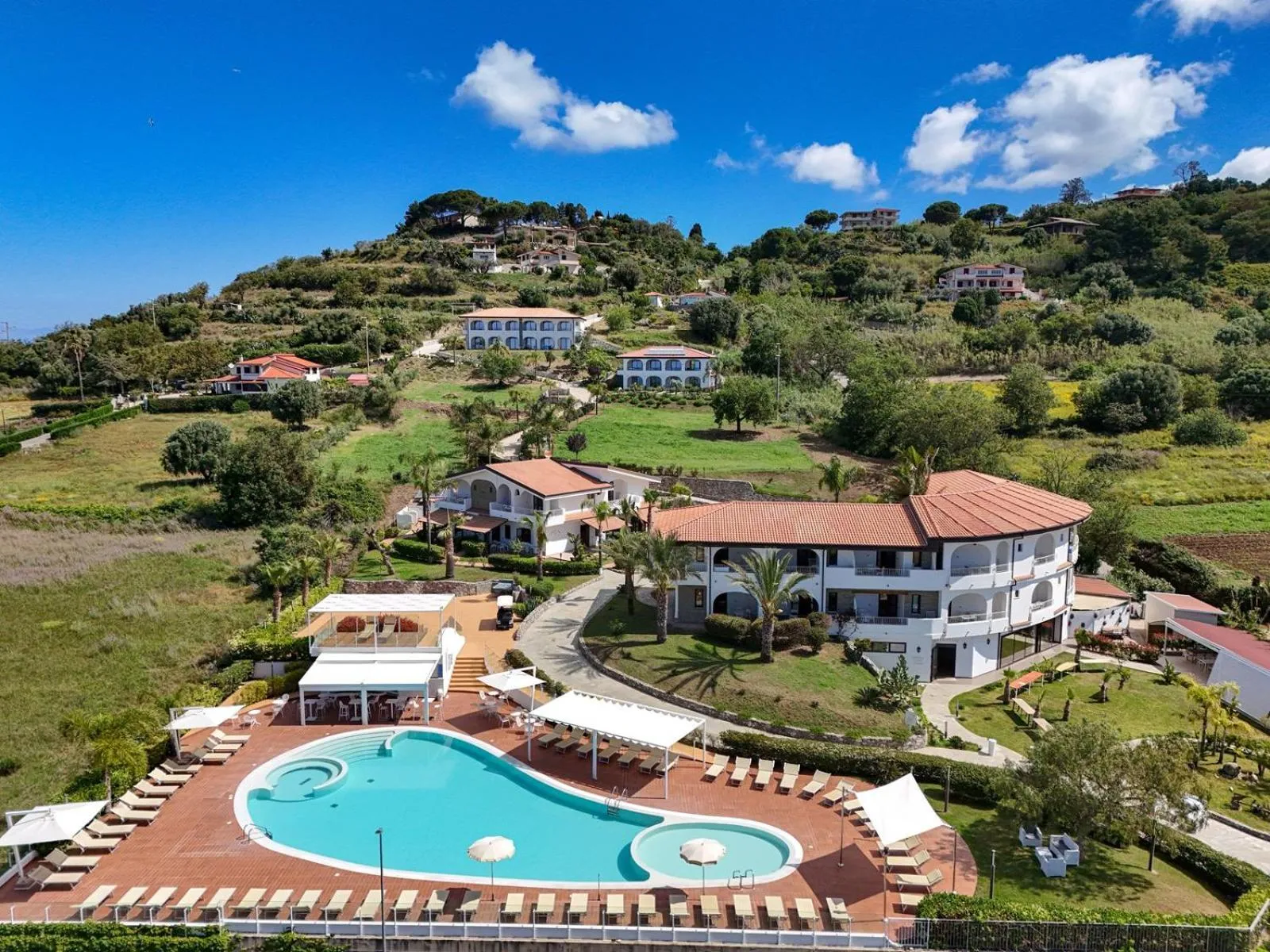 Property building in LUZIA AGRIRESORT - Piscina Idromassaggio con Vista Mare Aperta fino alle ore 23-00