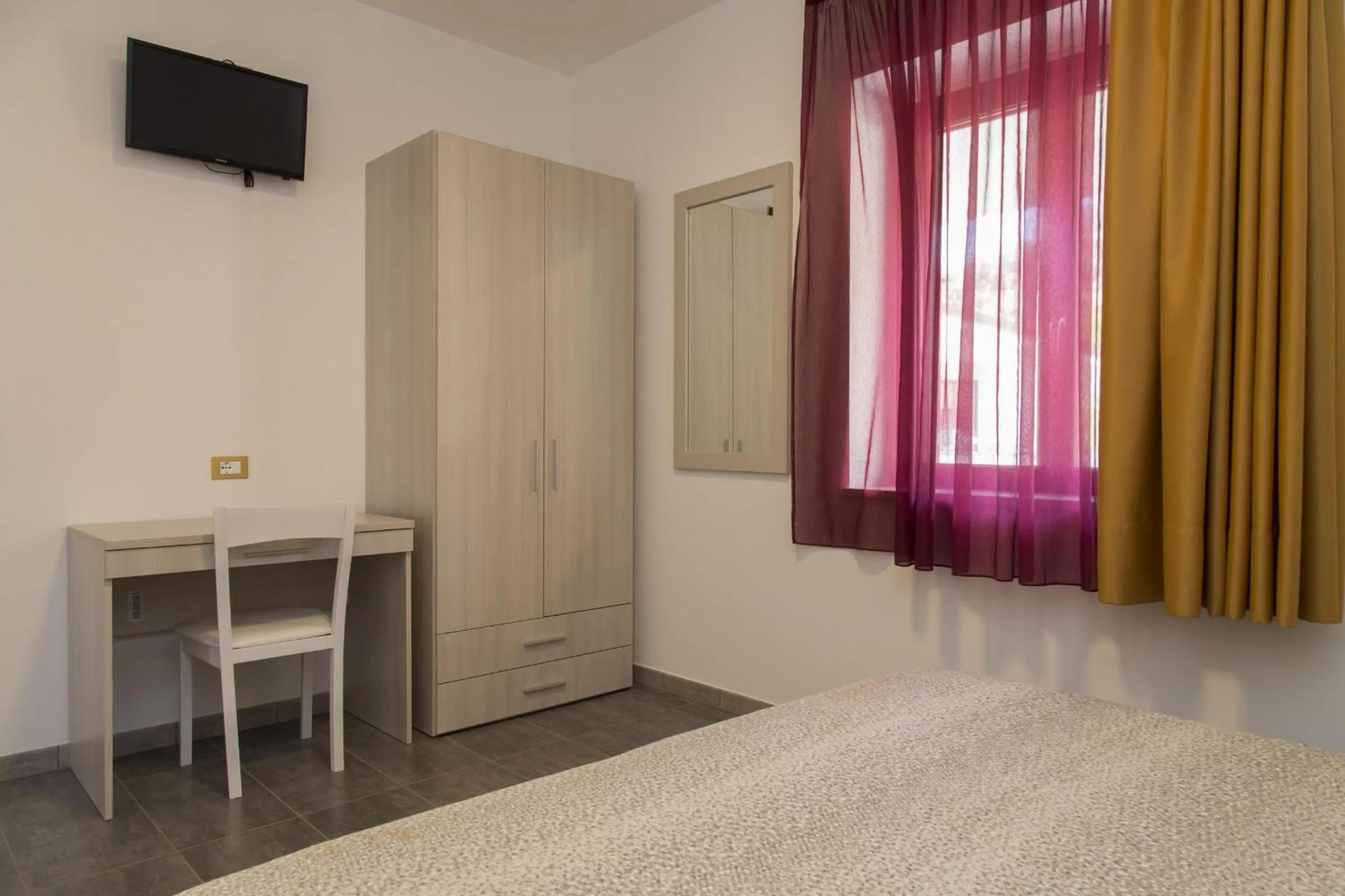 TV and multimedia, Bed in LUZIA AGRIRESORT - Piscina Idromassaggio con Vista Mare Aperta fino alle ore 23-00