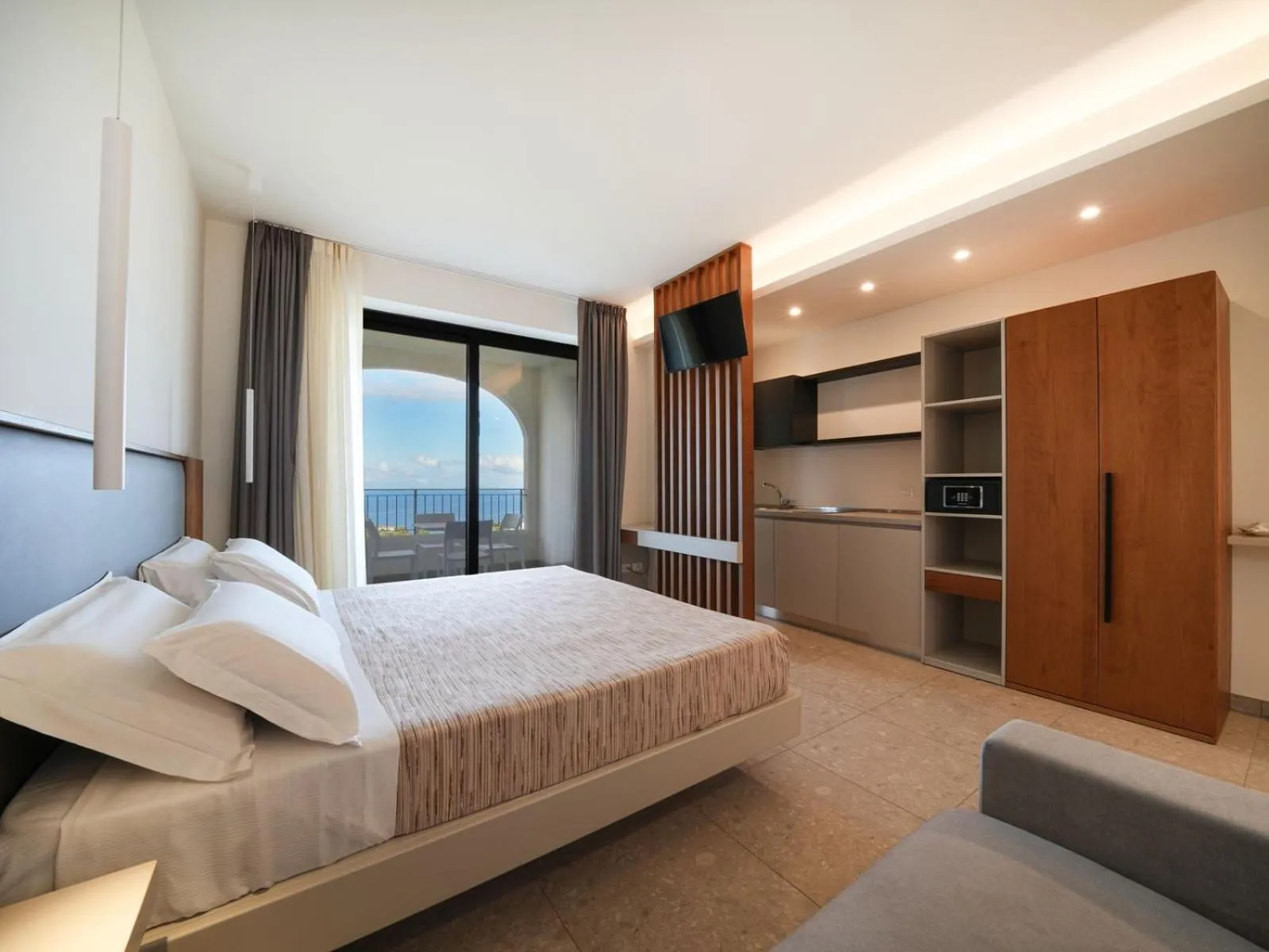 View (from property/room), Bed in LUZIA AGRIRESORT - Piscina Idromassaggio con Vista Mare Aperta fino alle ore 23-00