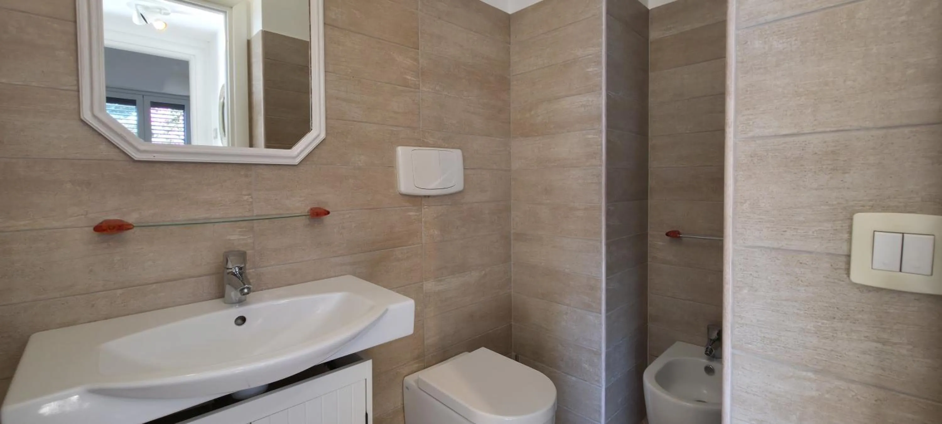 Shower in LUZIA AGRIRESORT - Piscina Idromassaggio con Vista Mare Aperta fino alle ore 23-00