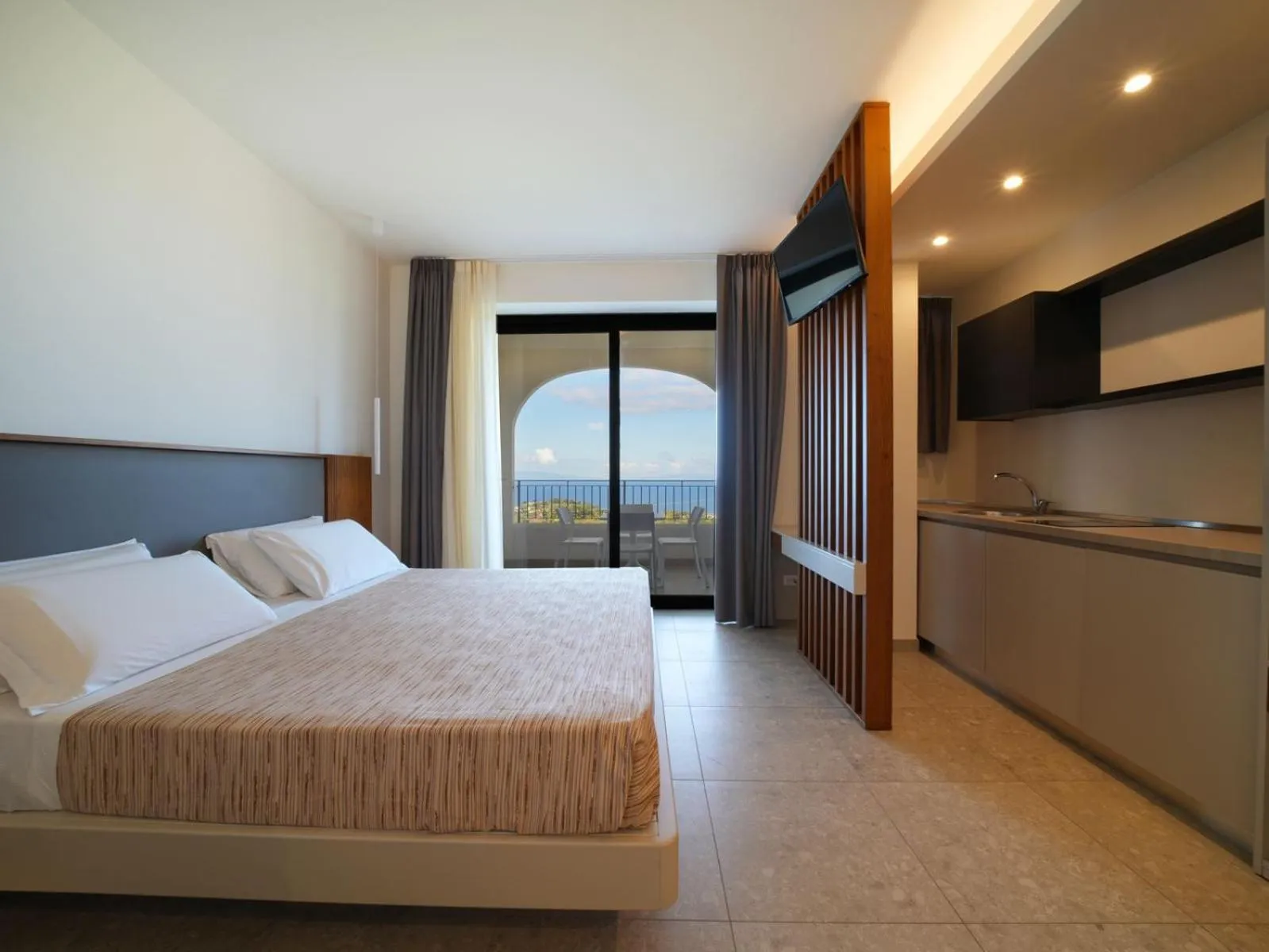 TV and multimedia, Bed in LUZIA AGRIRESORT - Piscina Idromassaggio con Vista Mare Aperta fino alle ore 23-00