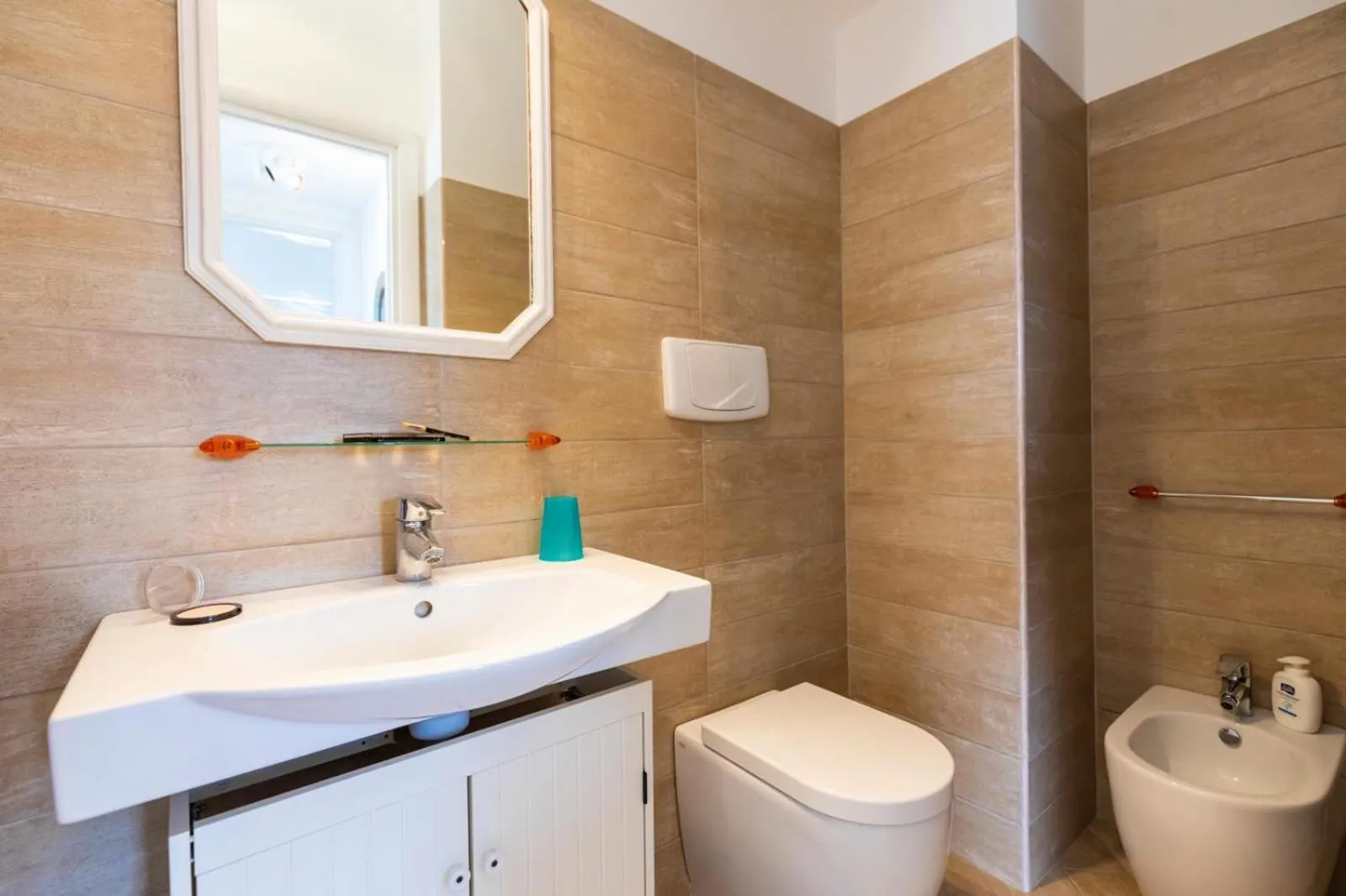 Shower in LUZIA AGRIRESORT - Piscina Idromassaggio con Vista Mare Aperta fino alle ore 23-00