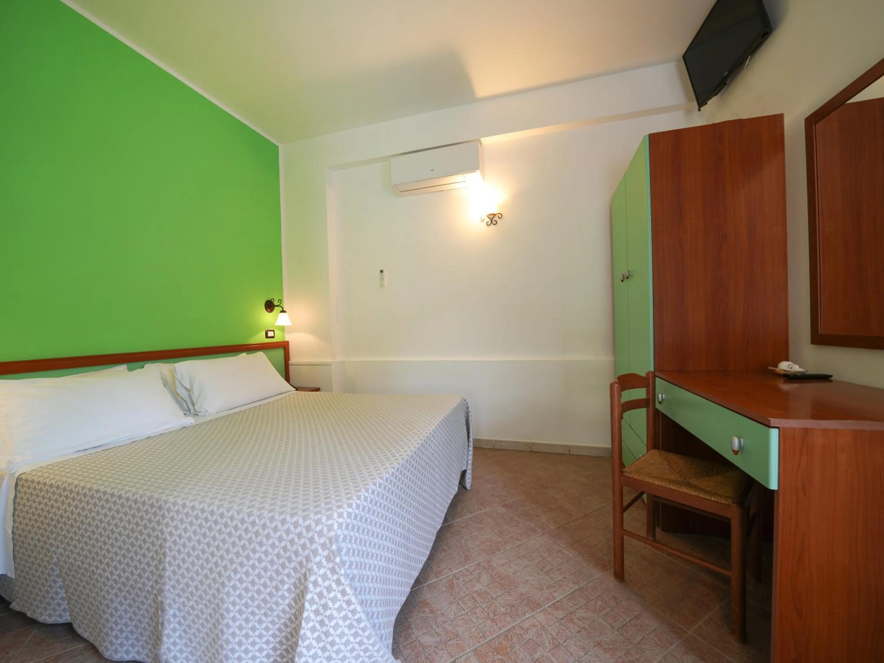 Bedroom, Bed in LUZIA AGRIRESORT - Piscina Idromassaggio con Vista Mare Aperta fino alle ore 23-00