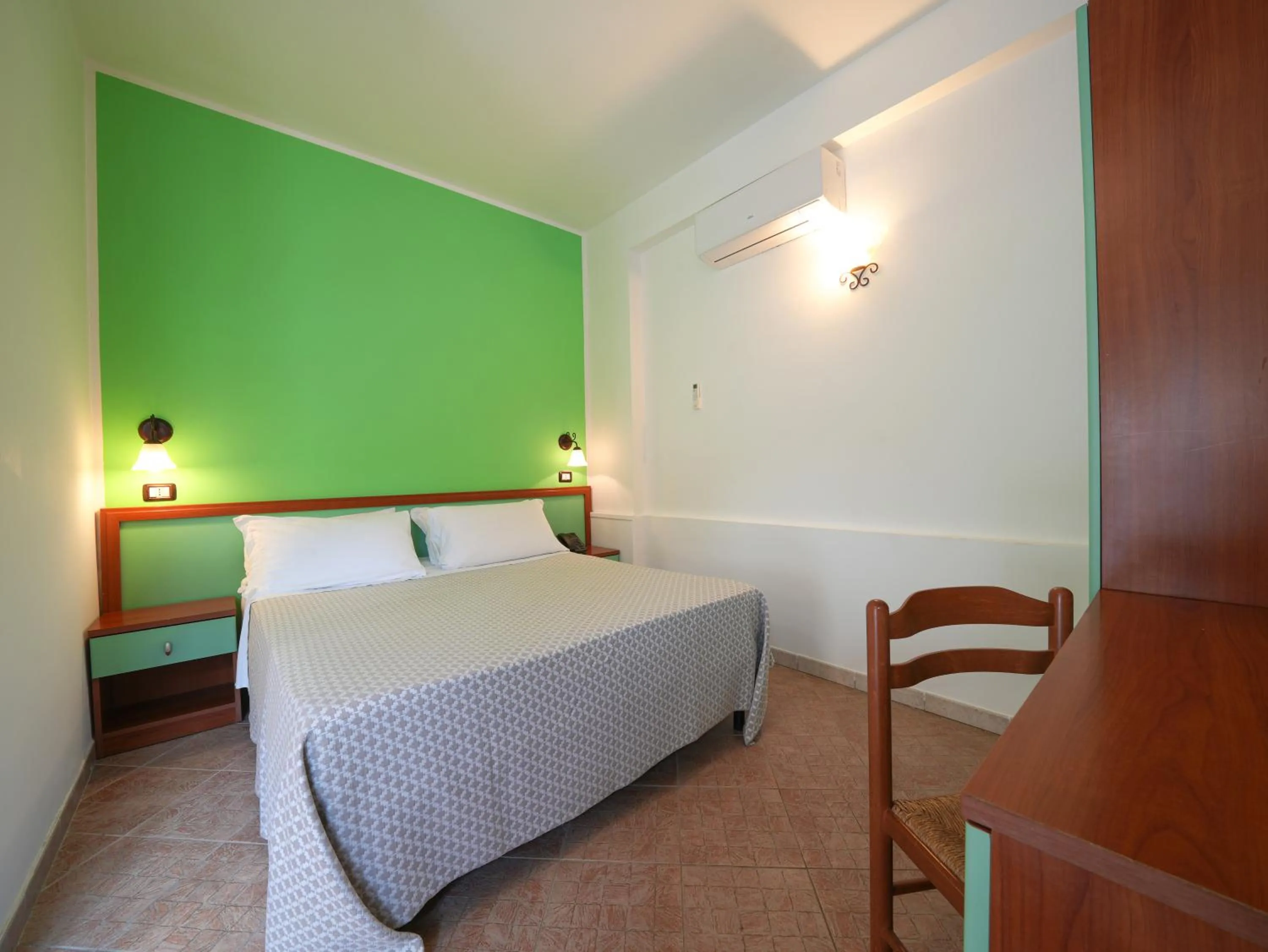 Bedroom, Bed in LUZIA AGRIRESORT - Piscina Idromassaggio con Vista Mare Aperta fino alle ore 23-00