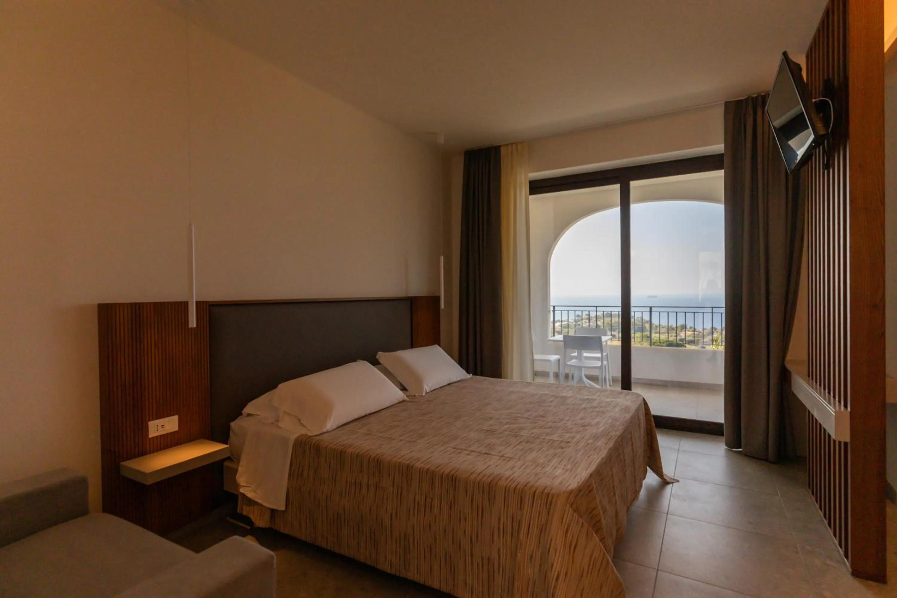 Bedroom, Bed in LUZIA AGRIRESORT - Piscina Idromassaggio con Vista Mare Aperta fino alle ore 23-00