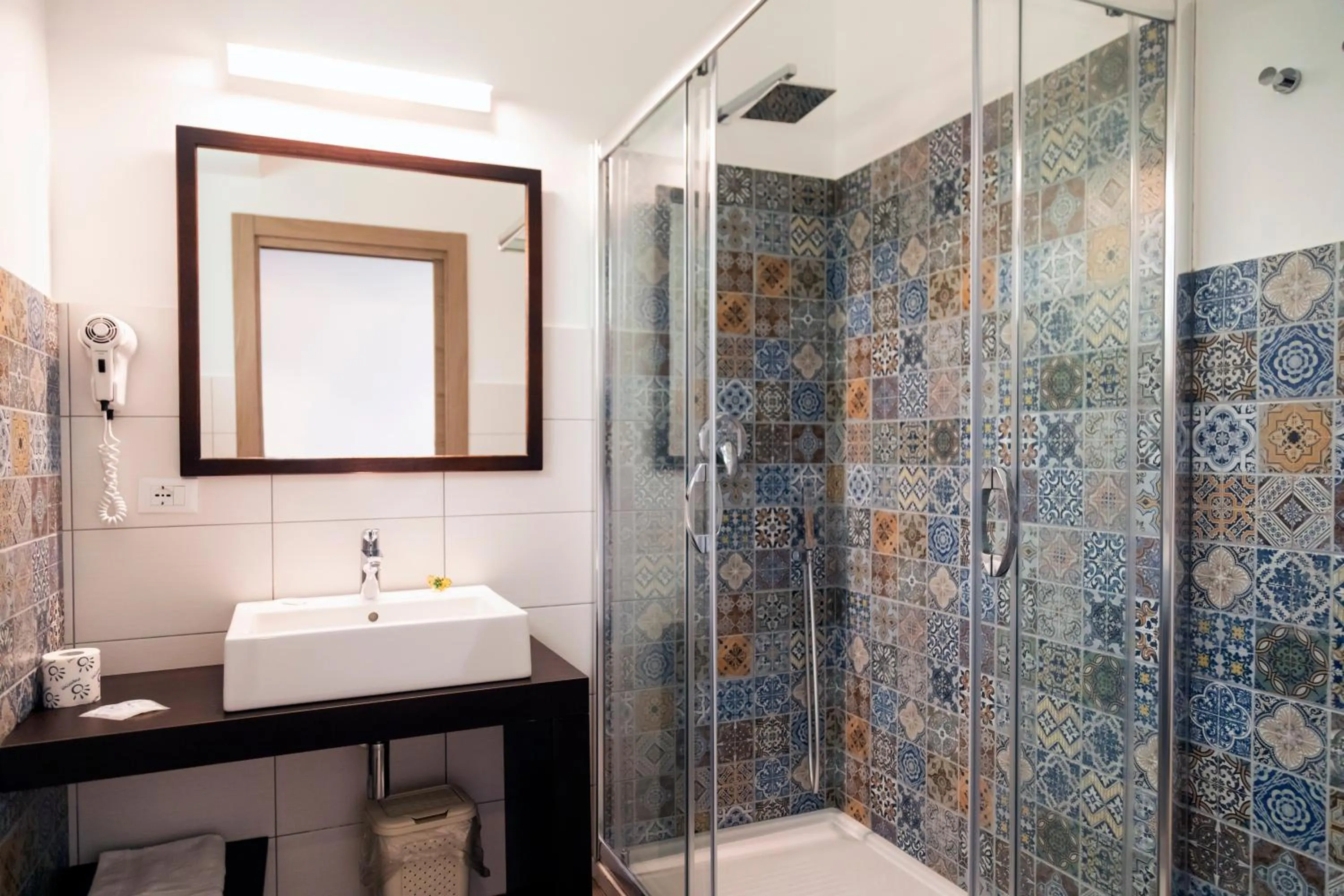 Shower in LUZIA AGRIRESORT - Piscina Idromassaggio con Vista Mare Aperta fino alle ore 23-00