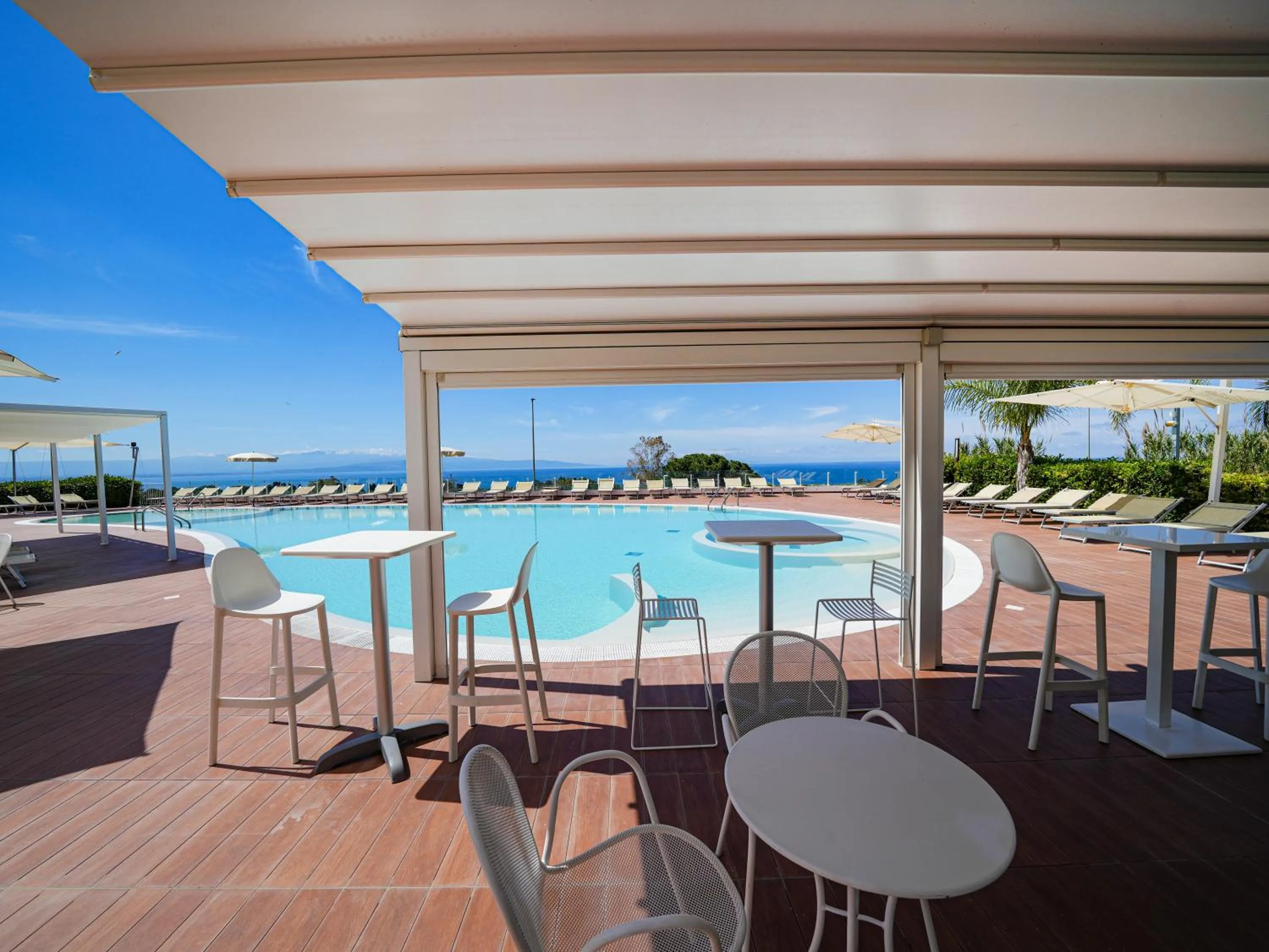 Swimming pool in LUZIA AGRIRESORT - Piscina Idromassaggio con Vista Mare Aperta fino alle ore 23-00