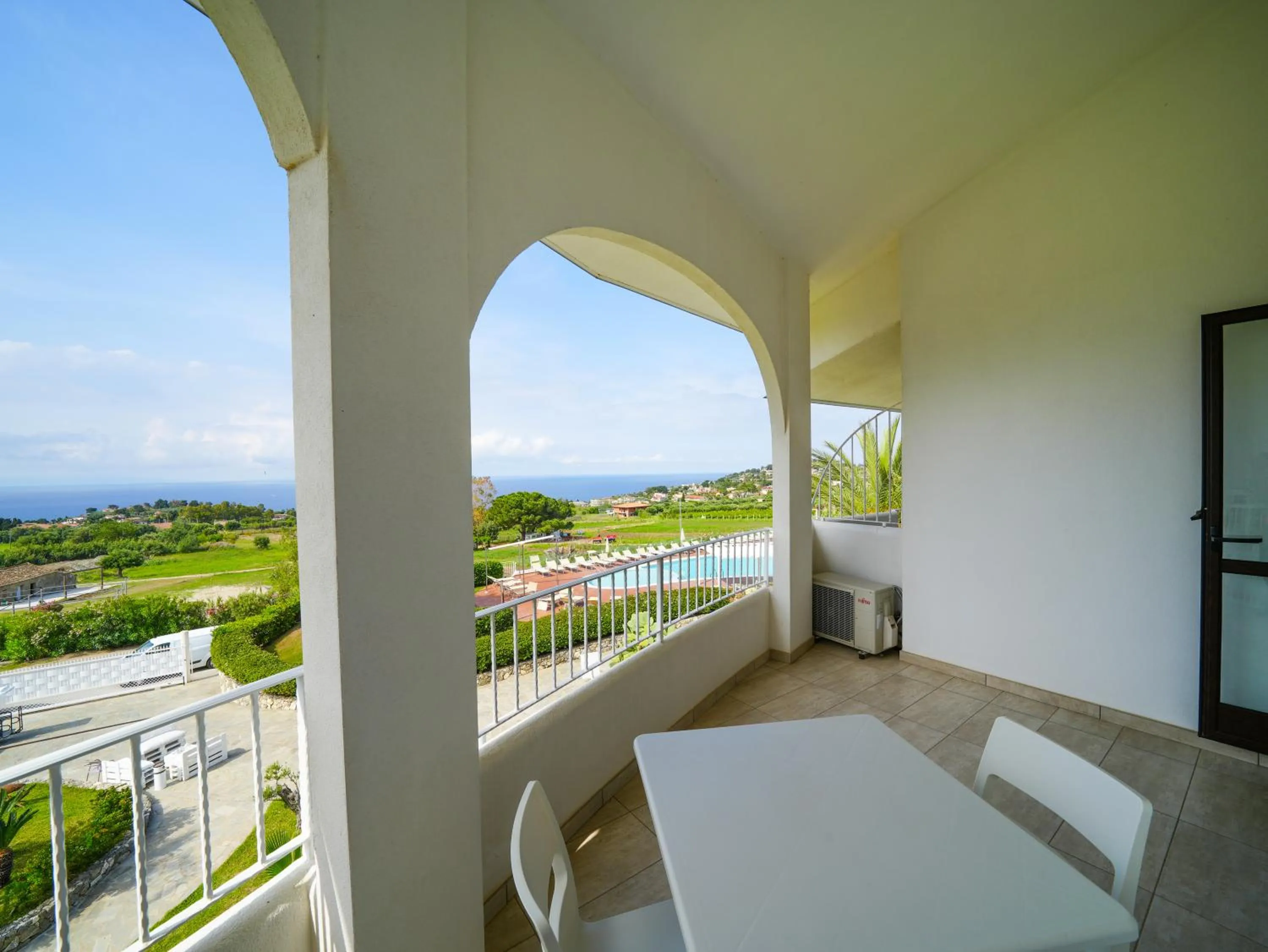 Balcony/Terrace in LUZIA AGRIRESORT - Piscina Idromassaggio con Vista Mare Aperta fino alle ore 23-00