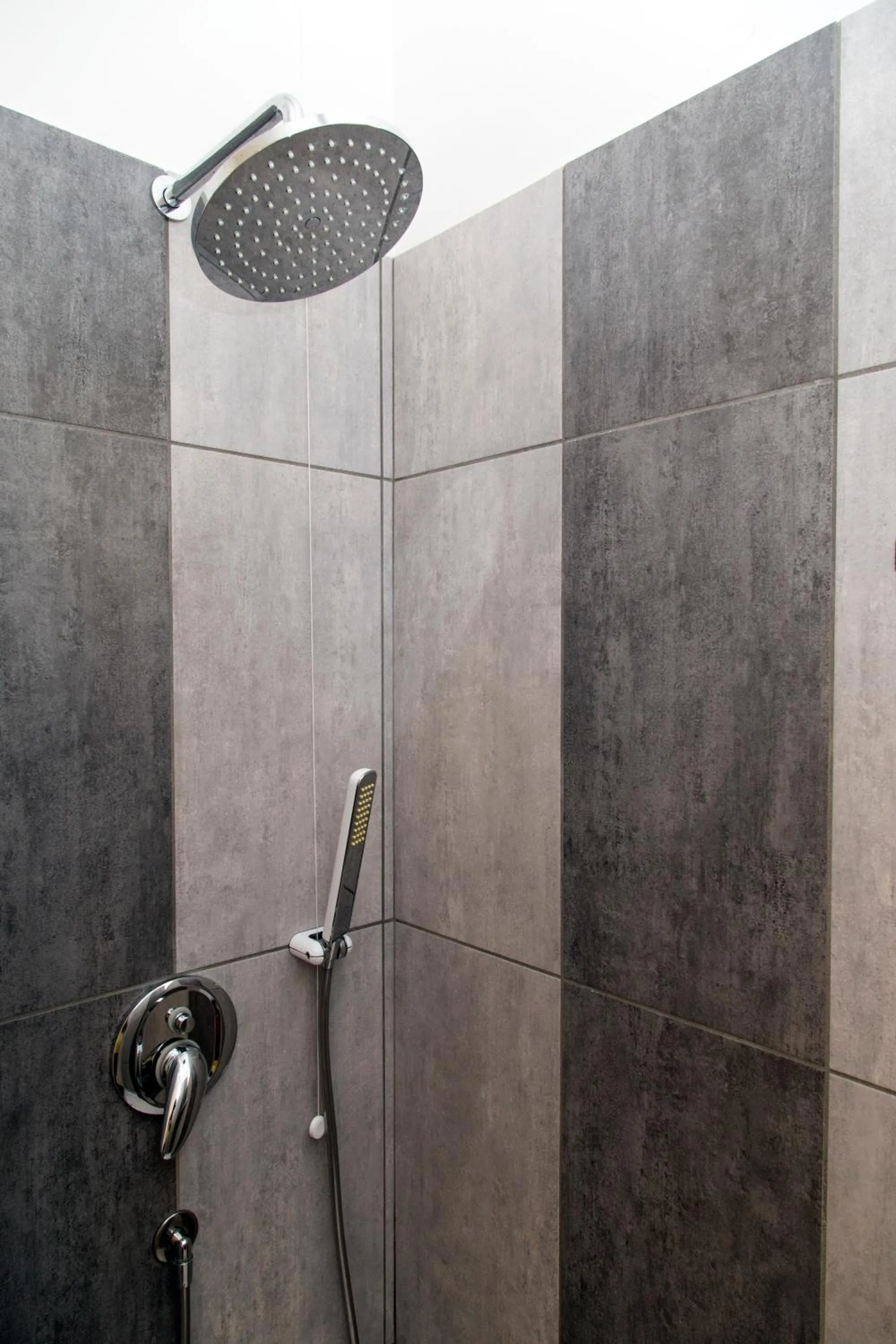 Shower in LUZIA AGRIRESORT - Piscina Idromassaggio con Vista Mare Aperta fino alle ore 23-00