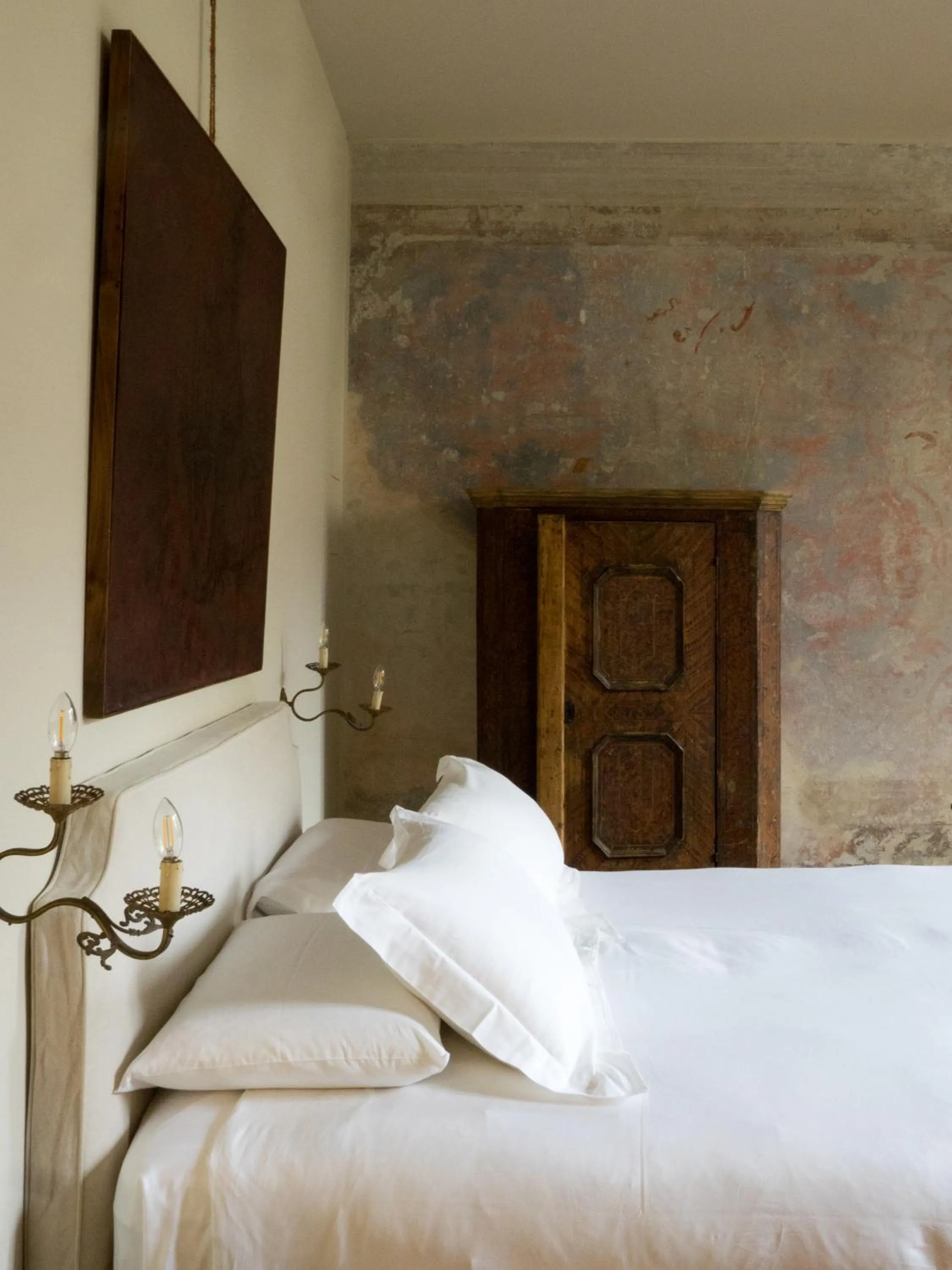 Bed in Palazzo Albricci Peregrini