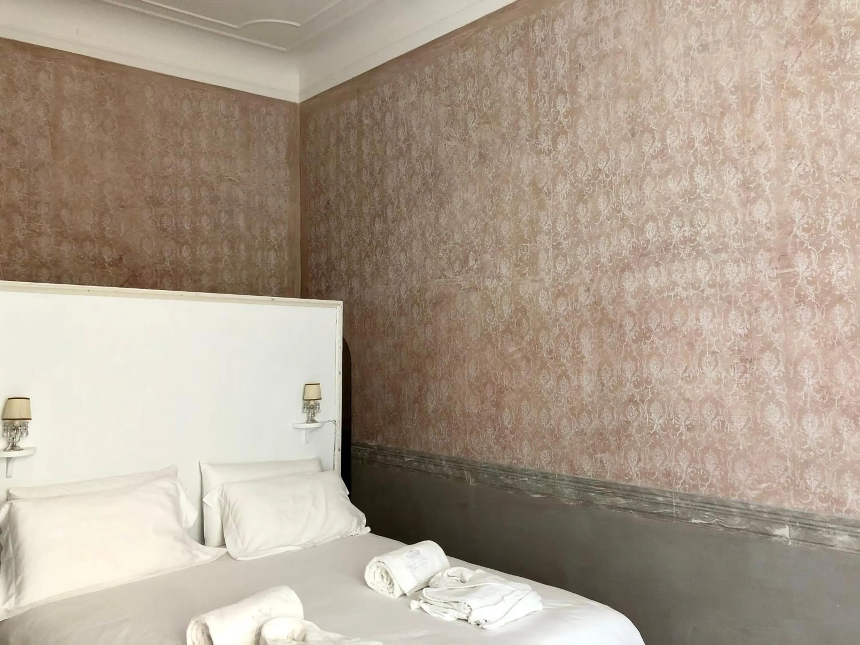 Bed in Palazzo Albricci Peregrini