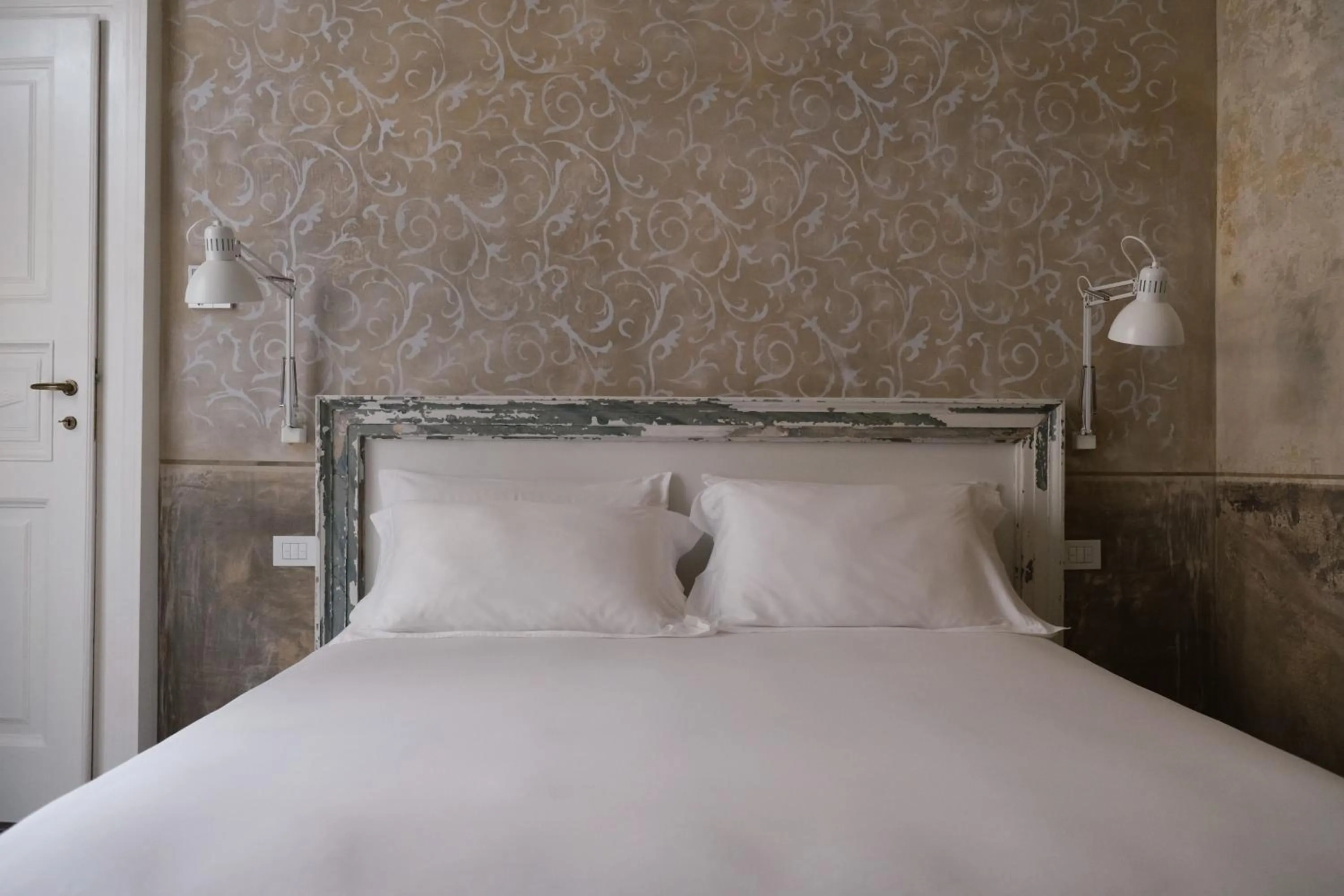 Bed in Palazzo Albricci Peregrini