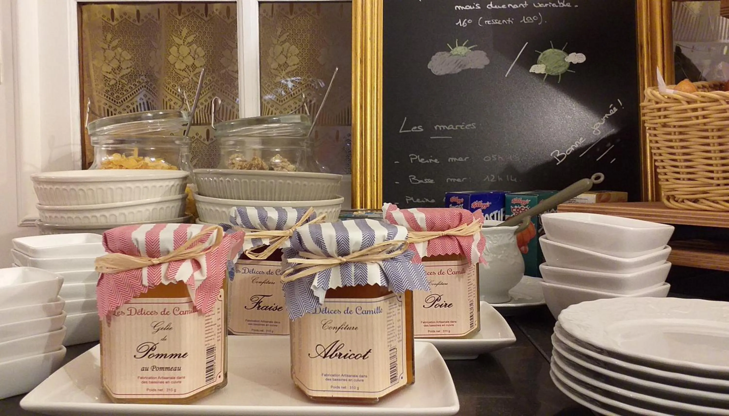 Buffet breakfast in Hôtel Le Chantilly