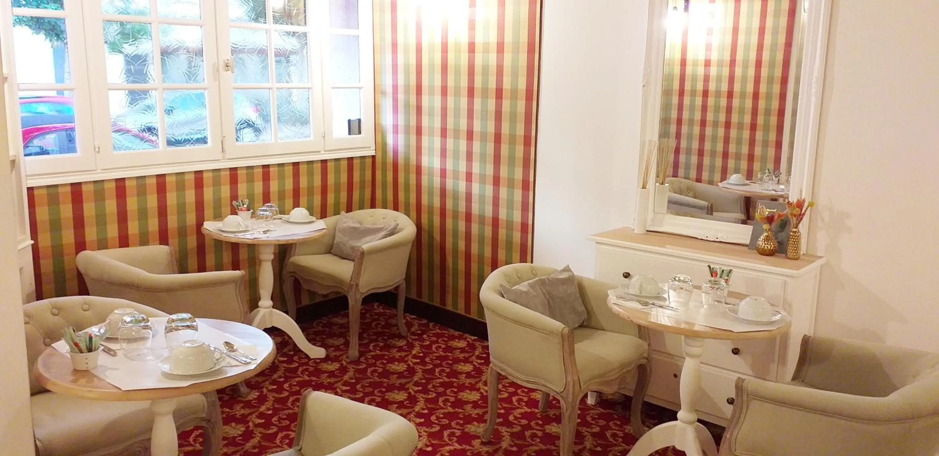 Buffet breakfast in Hôtel Le Chantilly