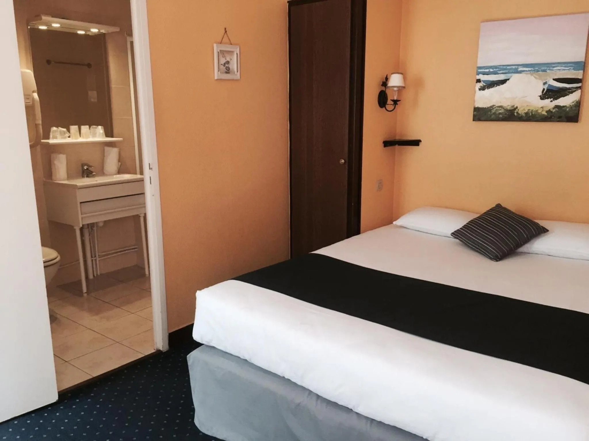 Photo of the whole room, Bed in Hôtel Le Chantilly