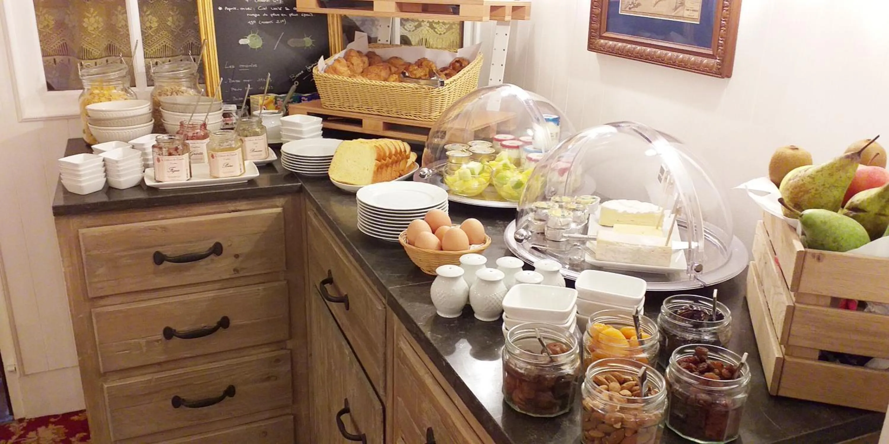 Buffet breakfast in Hôtel Le Chantilly