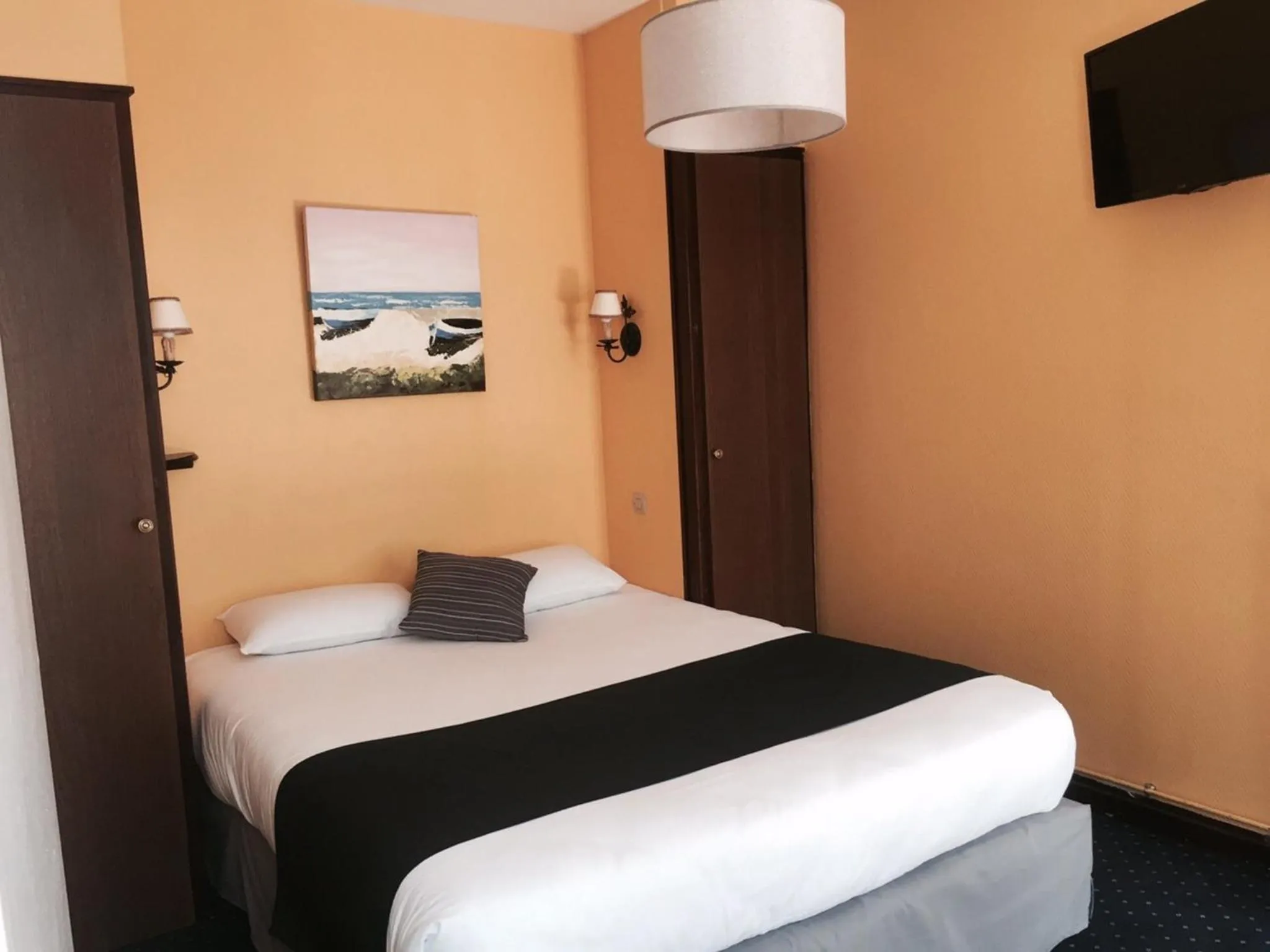 Photo of the whole room, Bed in Hôtel Le Chantilly