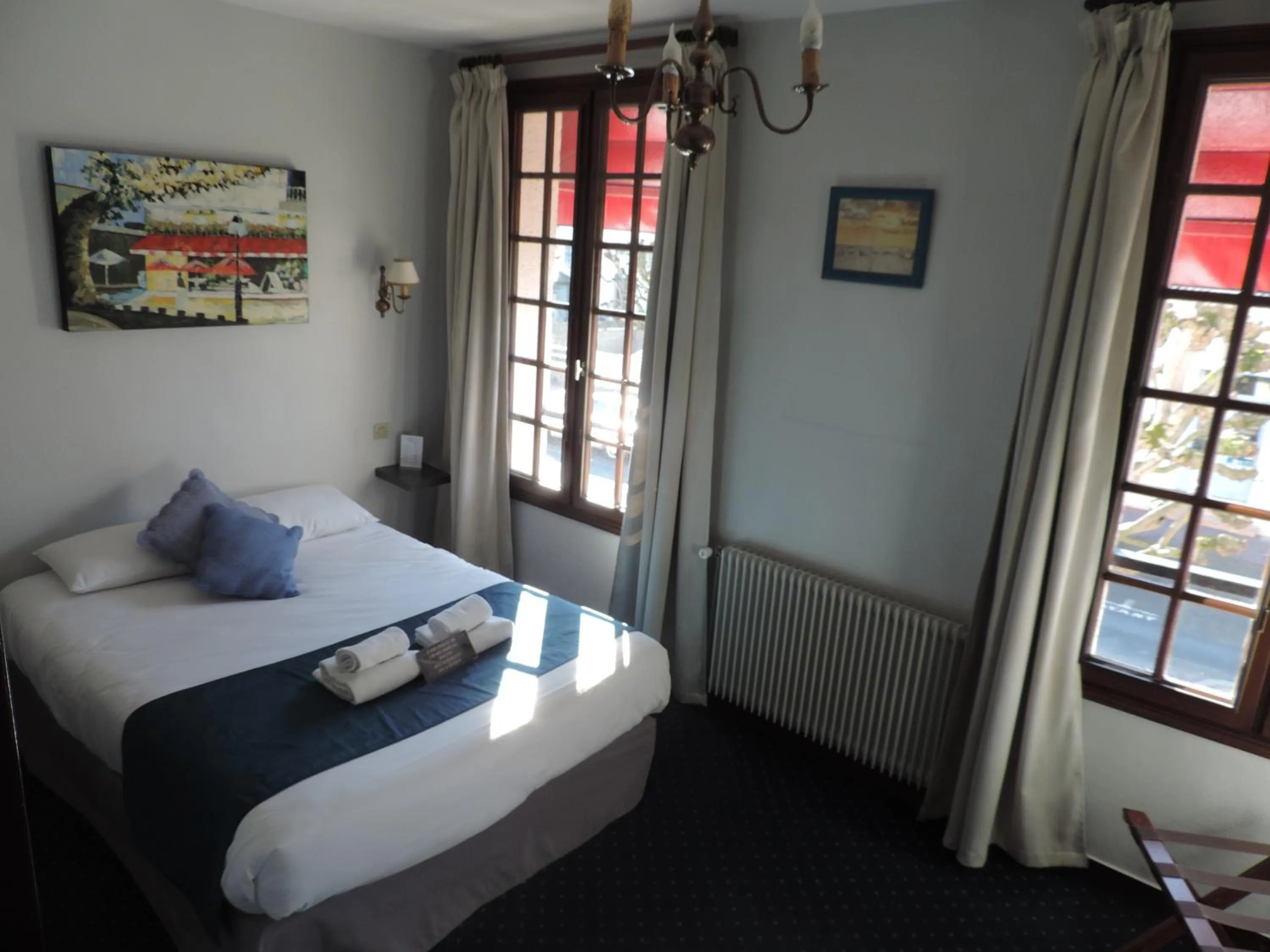 Bedroom, Bed in Hôtel Le Chantilly
