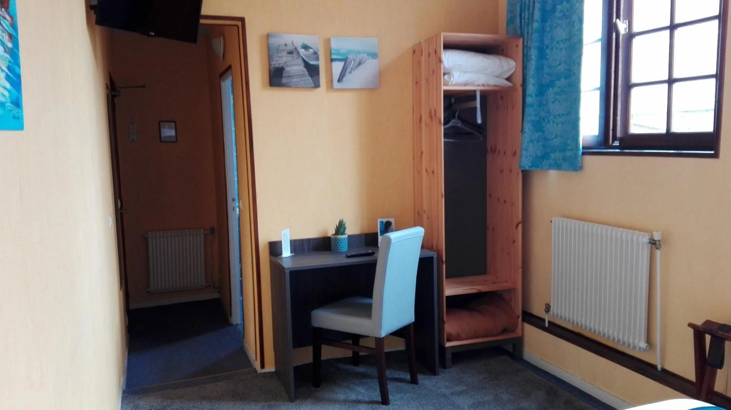 Photo of the whole room in Hôtel Le Chantilly