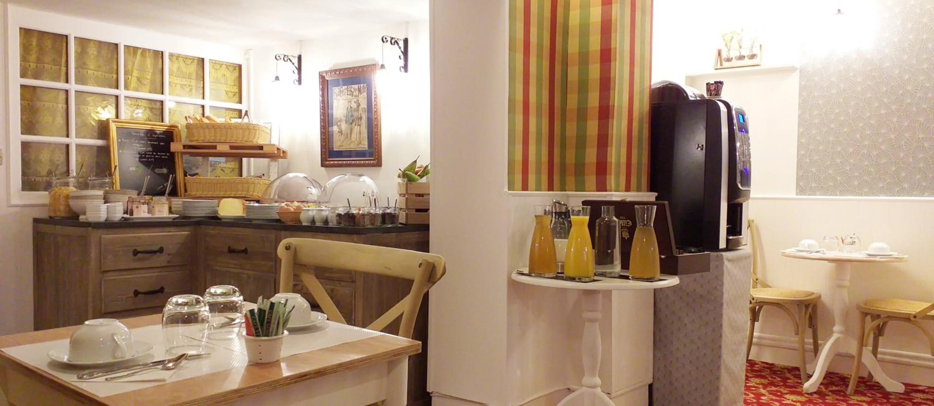 Buffet breakfast in Hôtel Le Chantilly