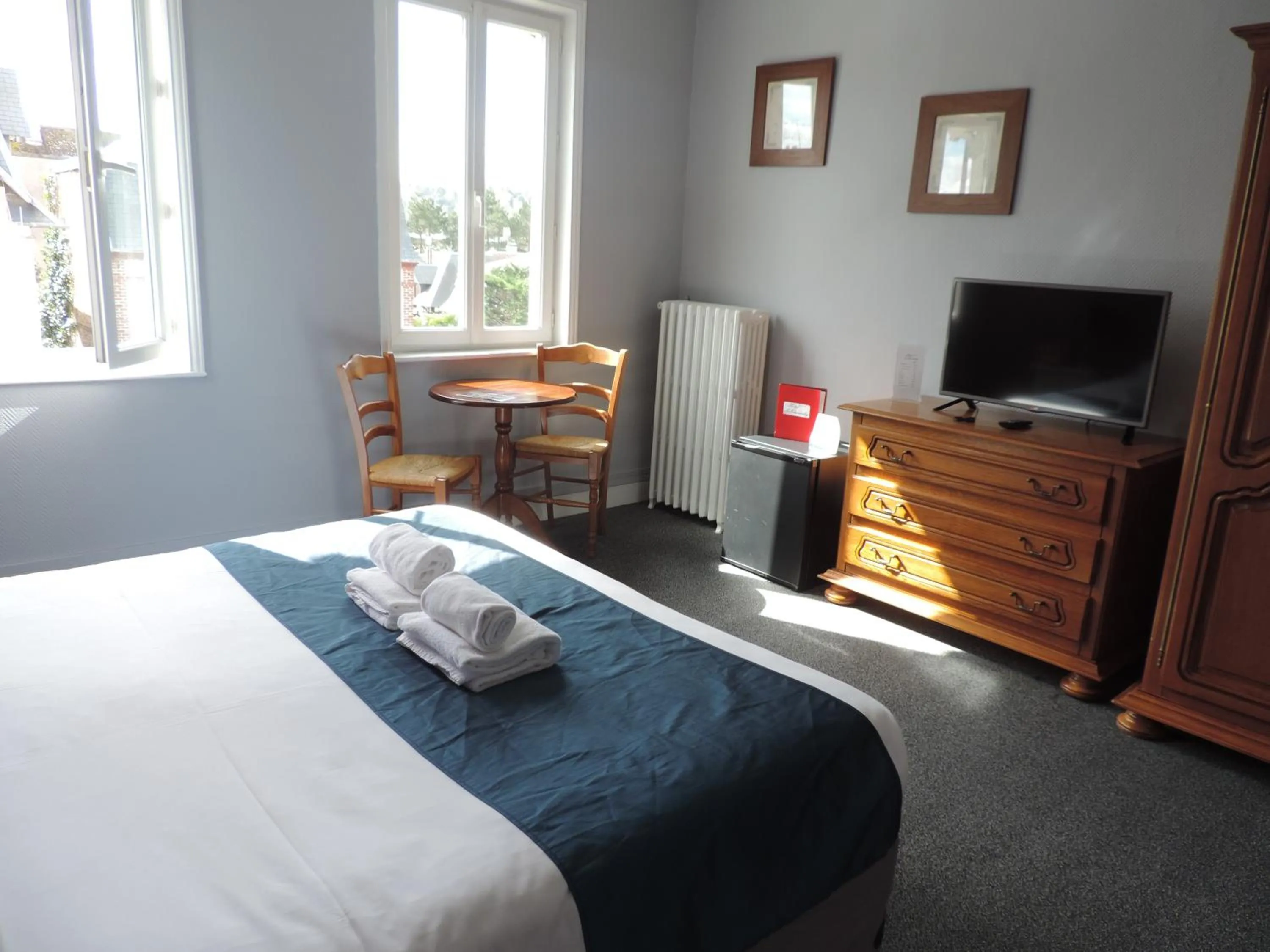Photo of the whole room, Bed in Hôtel Le Chantilly