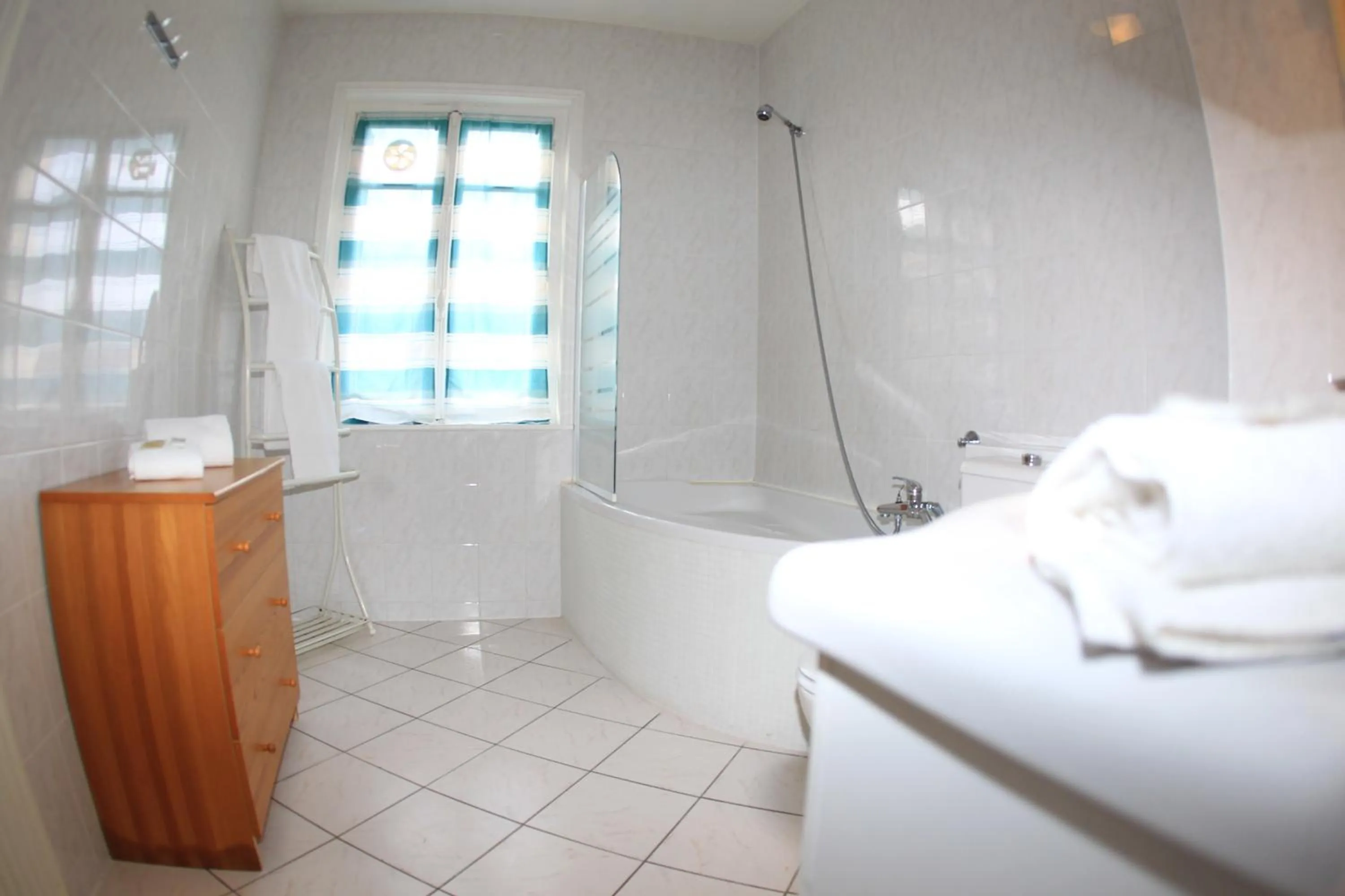 Bathroom, Bed in Hôtel Le Chantilly