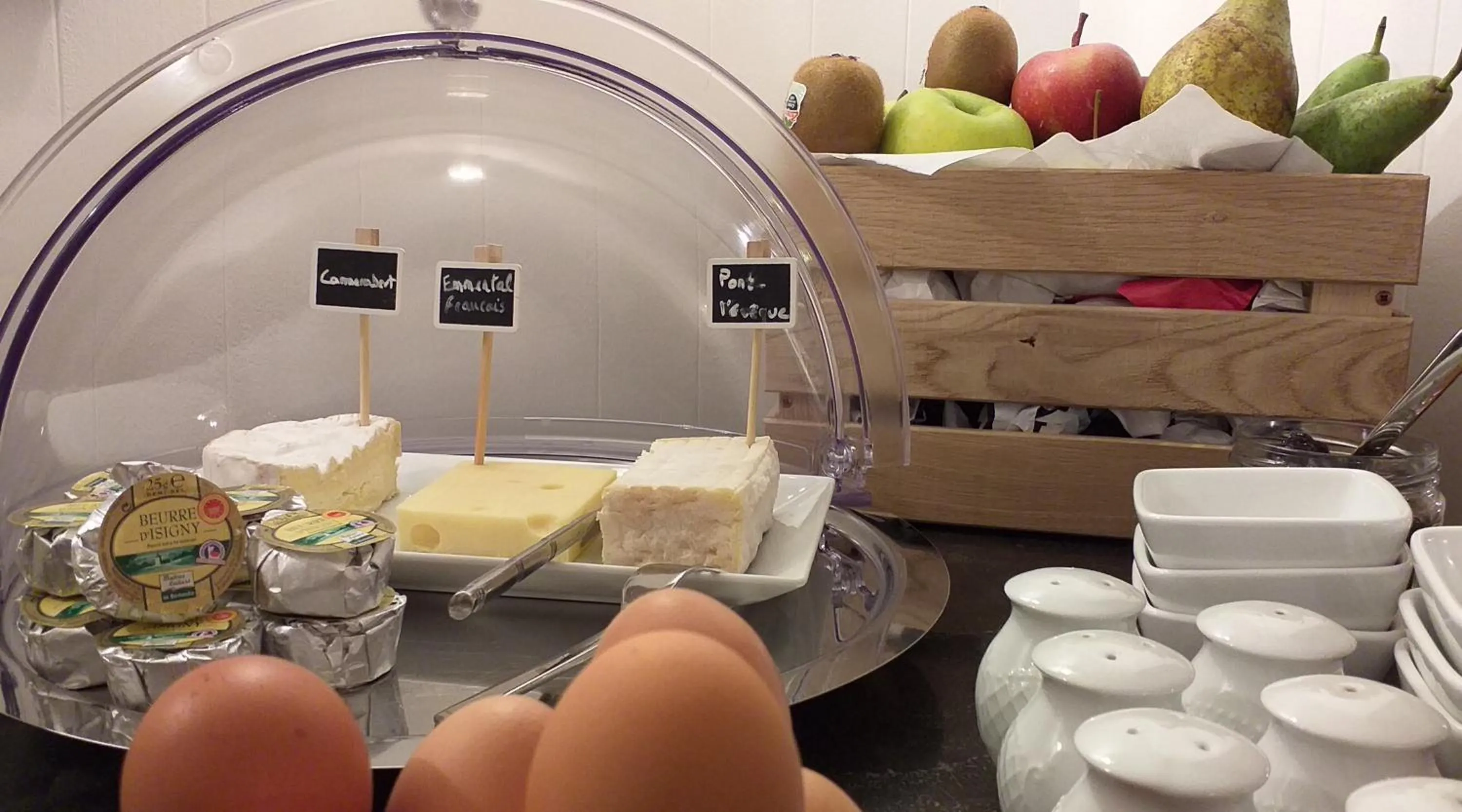 Buffet breakfast in Hôtel Le Chantilly