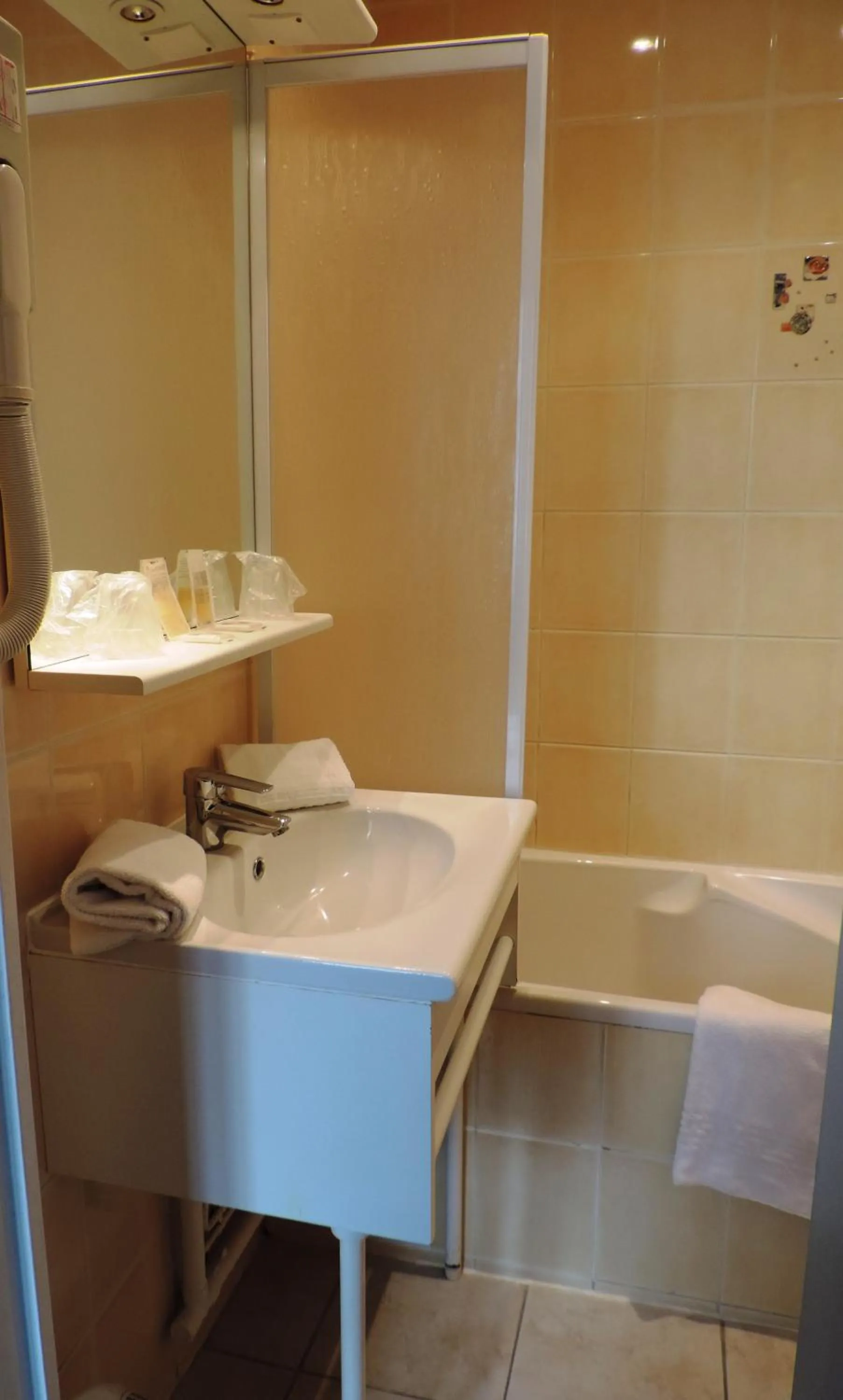 Bathroom in Hôtel Le Chantilly