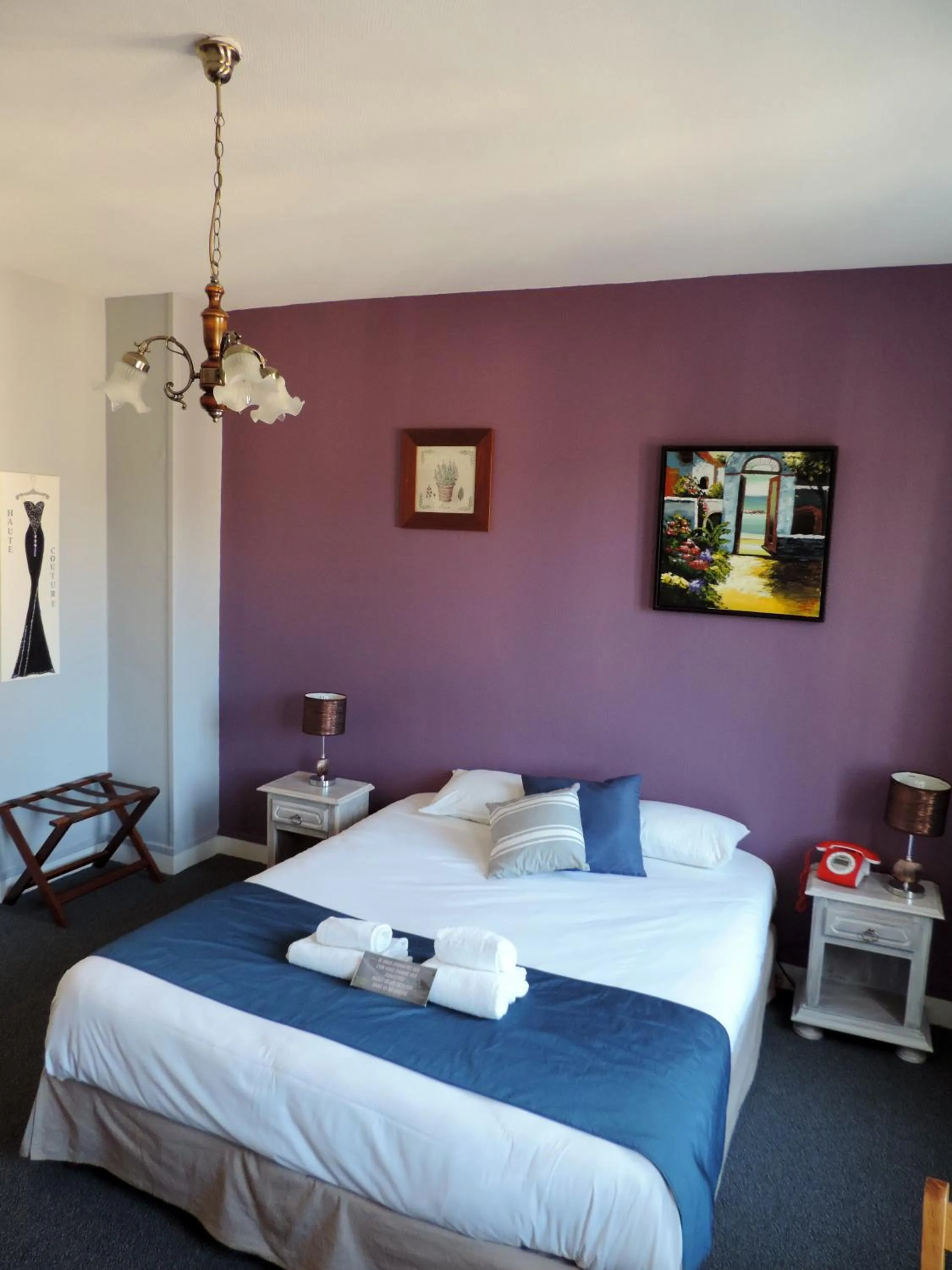 Bedroom, Bed in Hôtel Le Chantilly