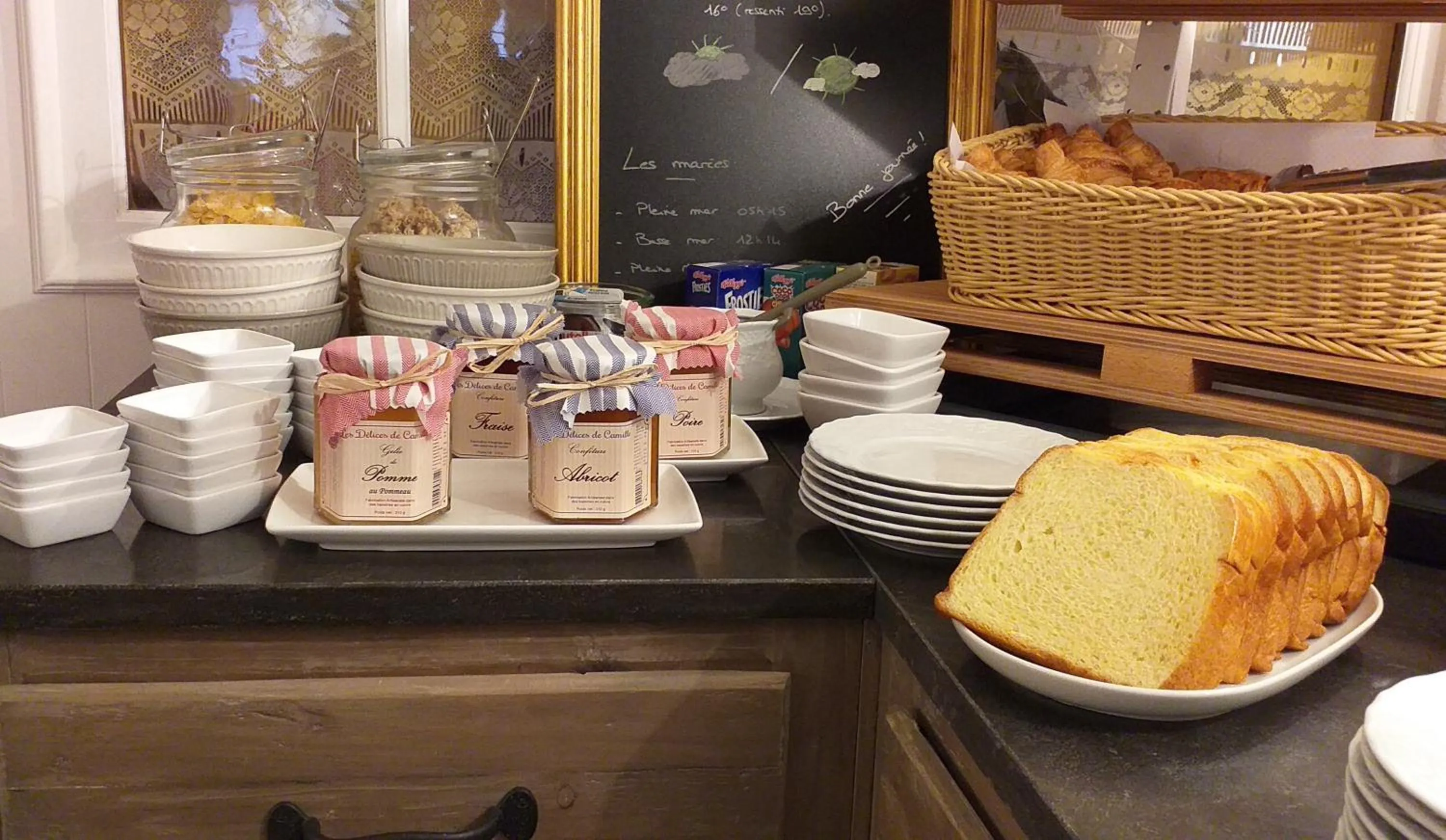 Buffet breakfast in Hôtel Le Chantilly