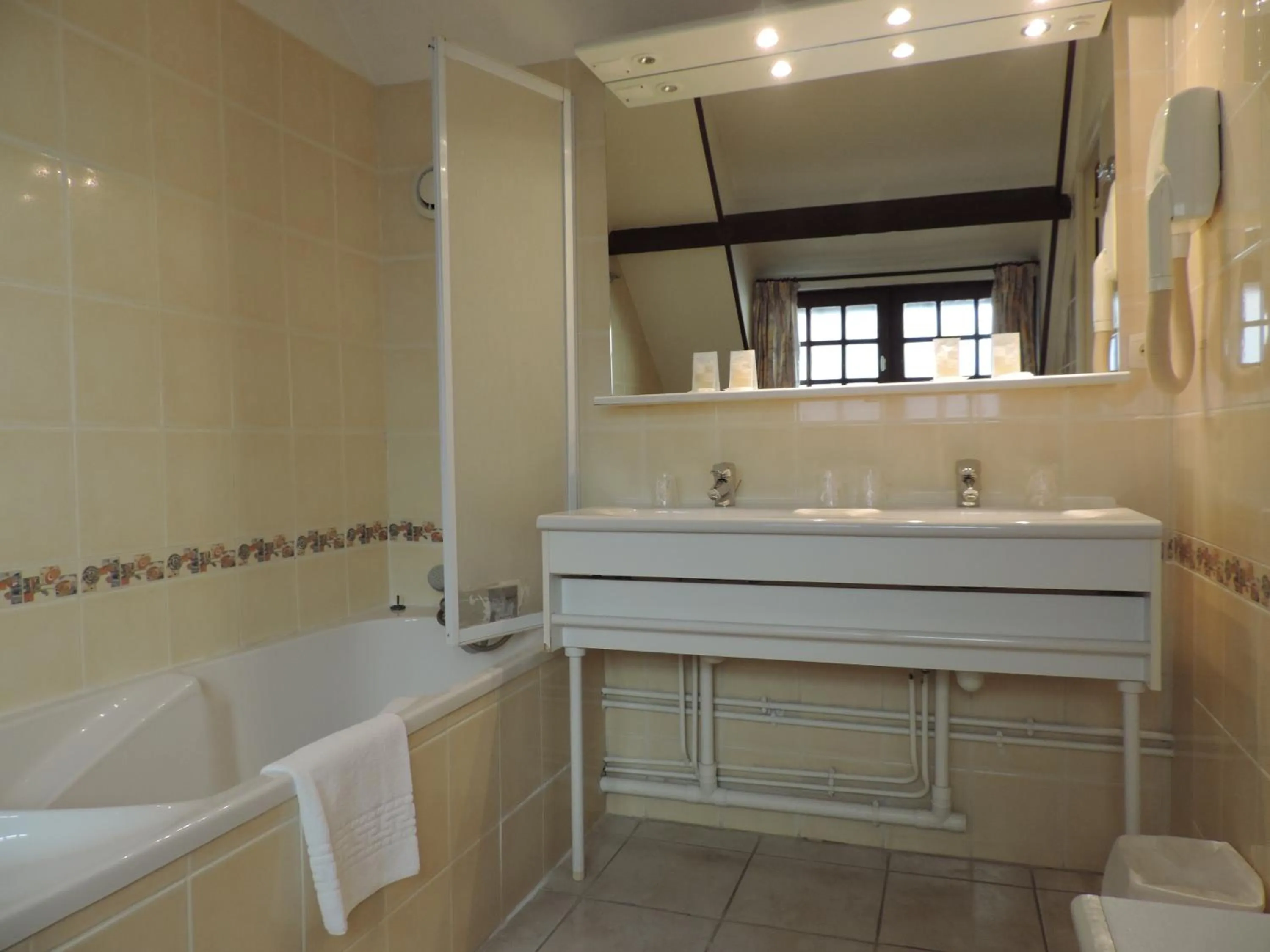 Bathroom in Hôtel Le Chantilly