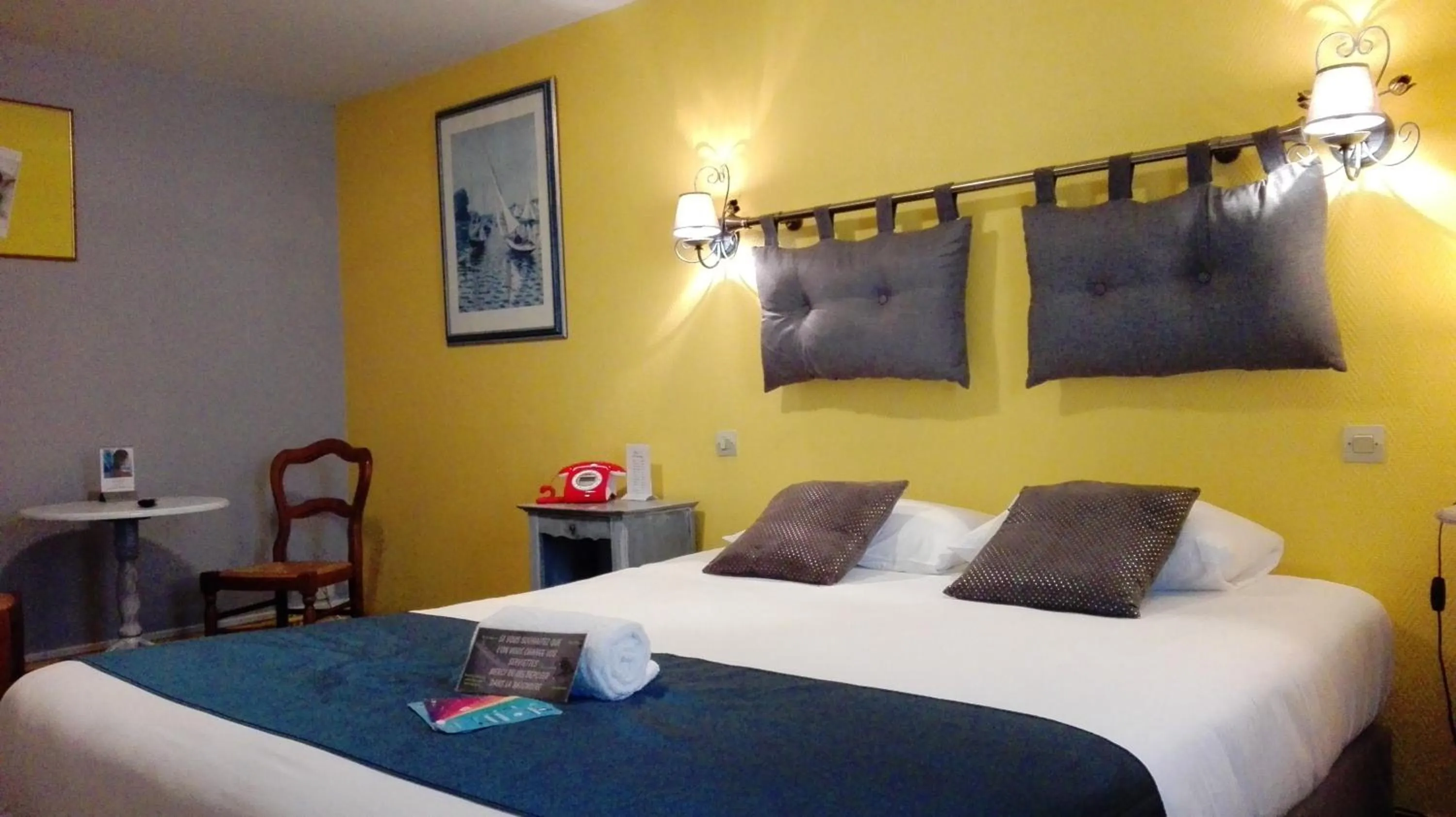 Bed in Hôtel Le Chantilly