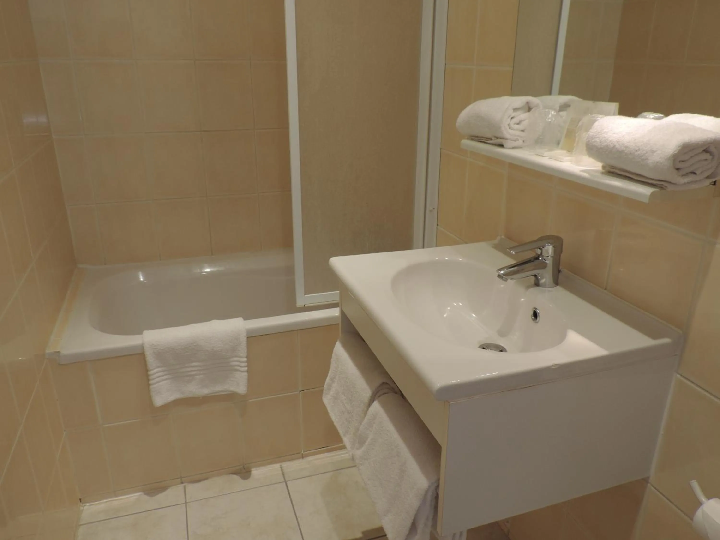 Bathroom in Hôtel Le Chantilly