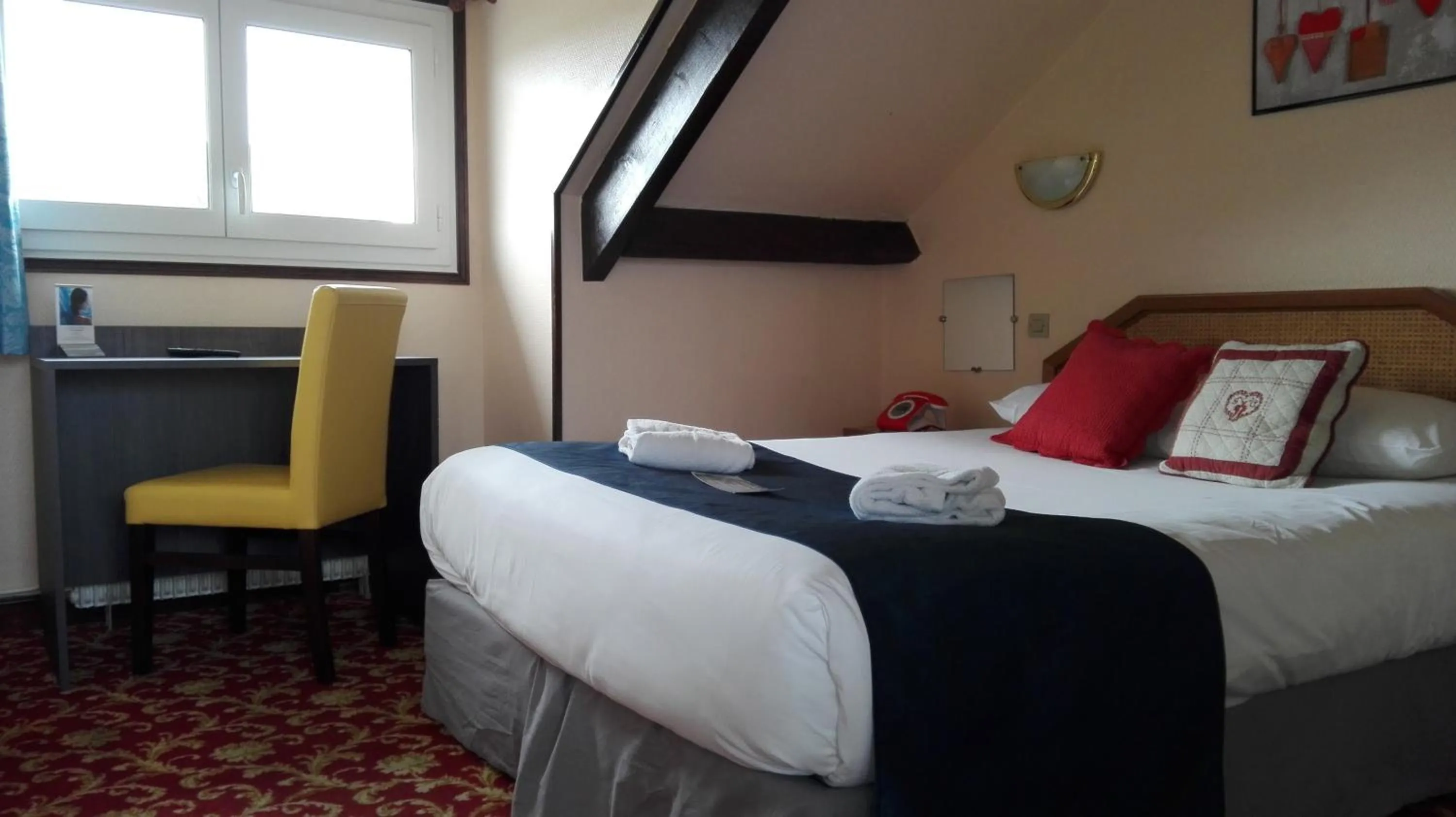 Photo of the whole room, Bed in Hôtel Le Chantilly