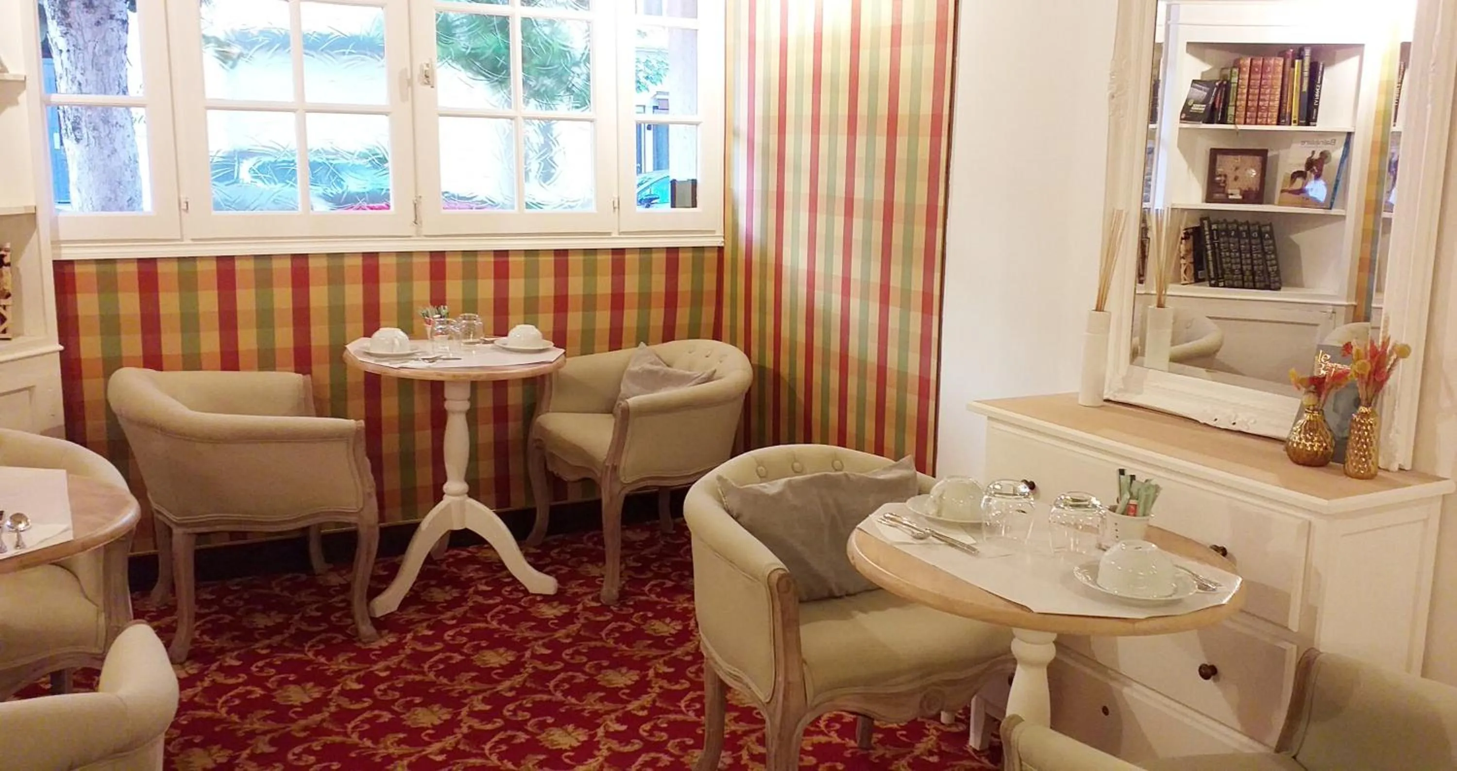 Buffet breakfast in Hôtel Le Chantilly