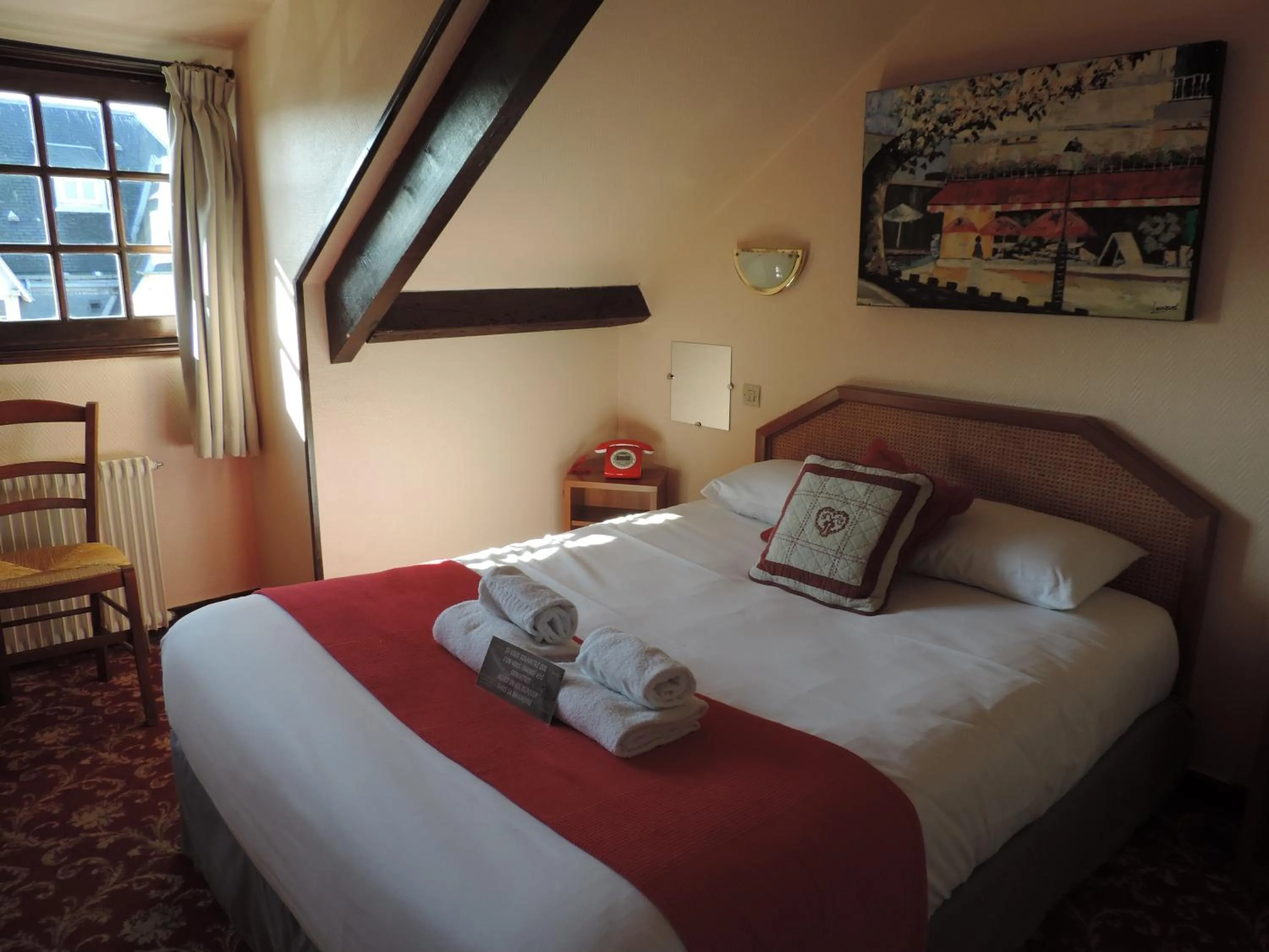 Bedroom, Bed in Hôtel Le Chantilly